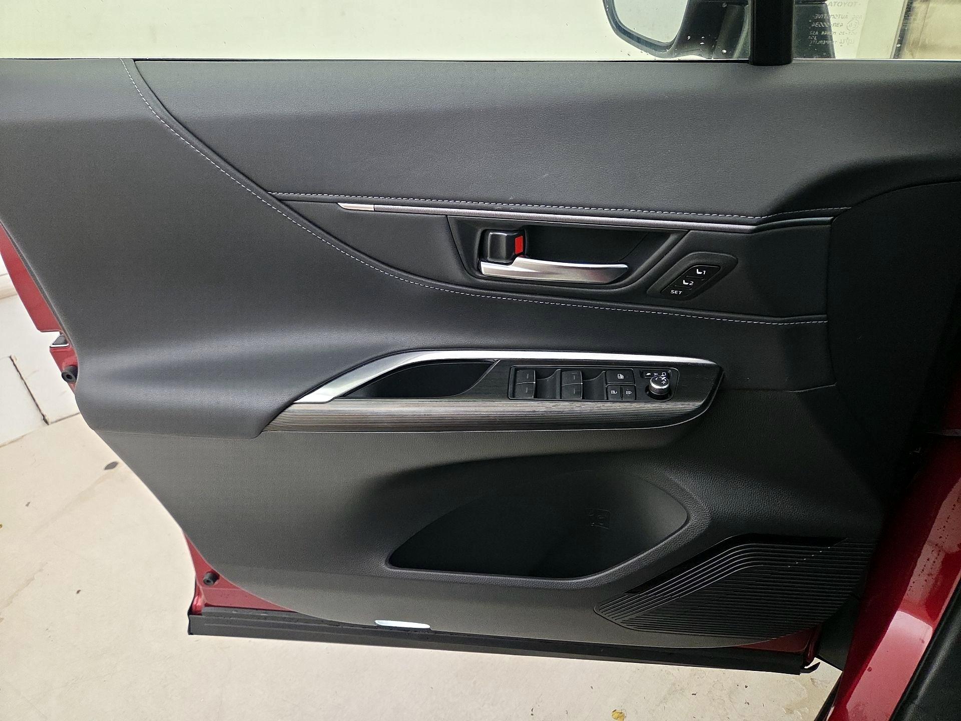 Thumbnail: 2022 Toyota Venza - 12