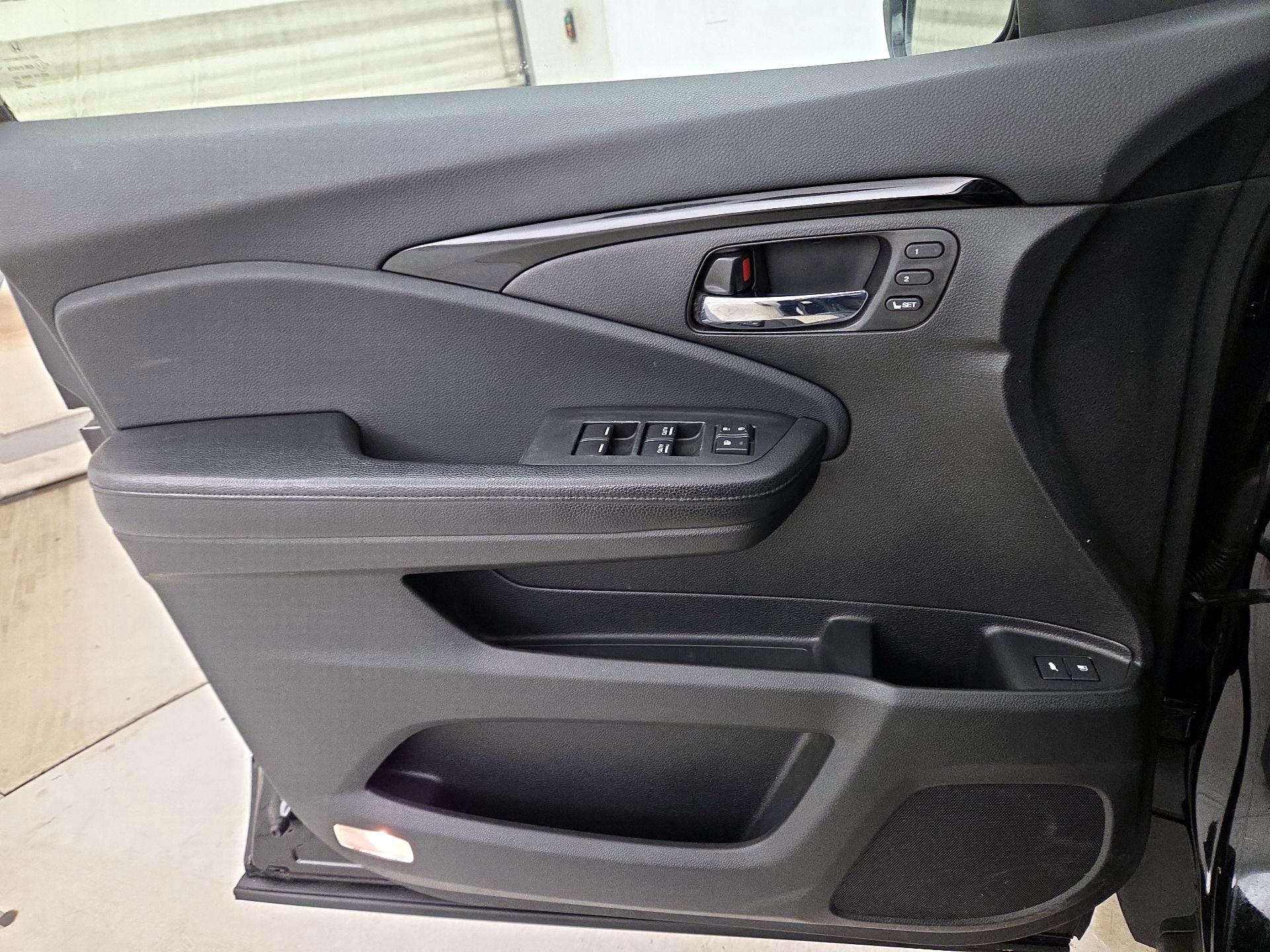 Thumbnail: 2016 Honda Pilot - 12