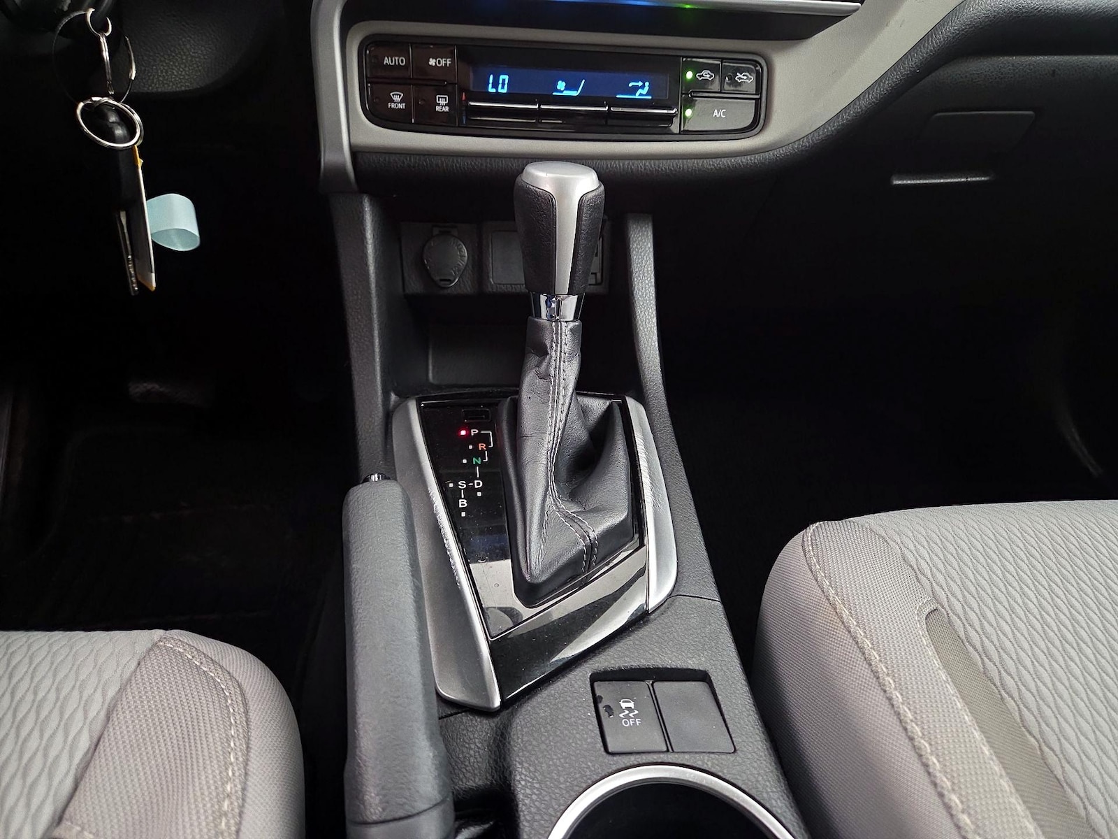2019 Toyota Corolla LE - Photo 18