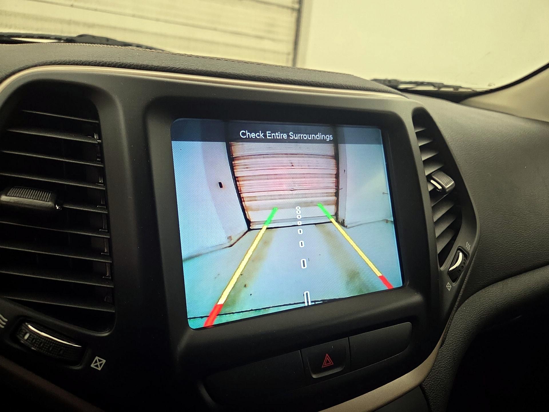 Thumbnail: 2016 Jeep Cherokee - 14
