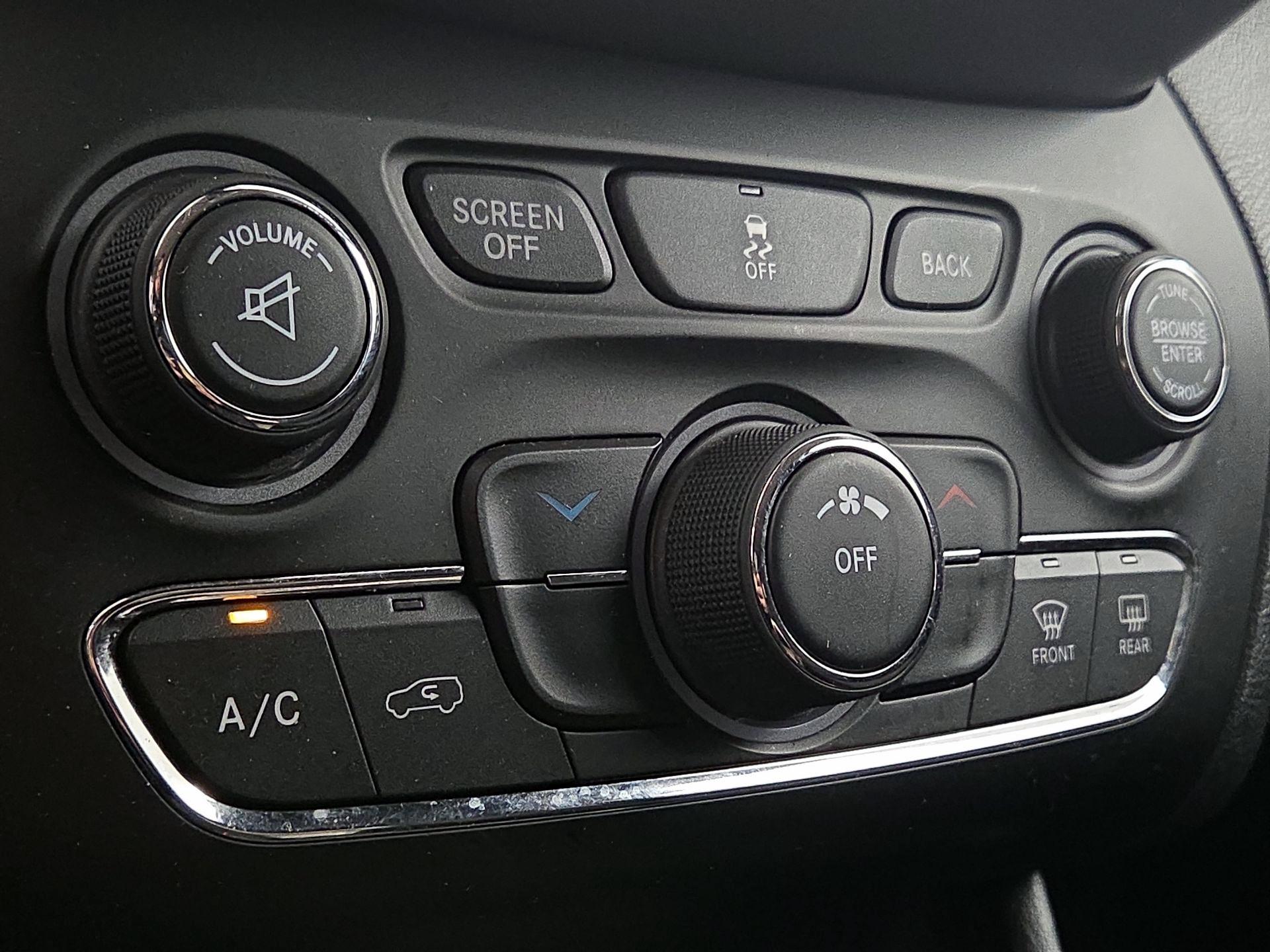 Thumbnail: 2016 Jeep Cherokee - 16