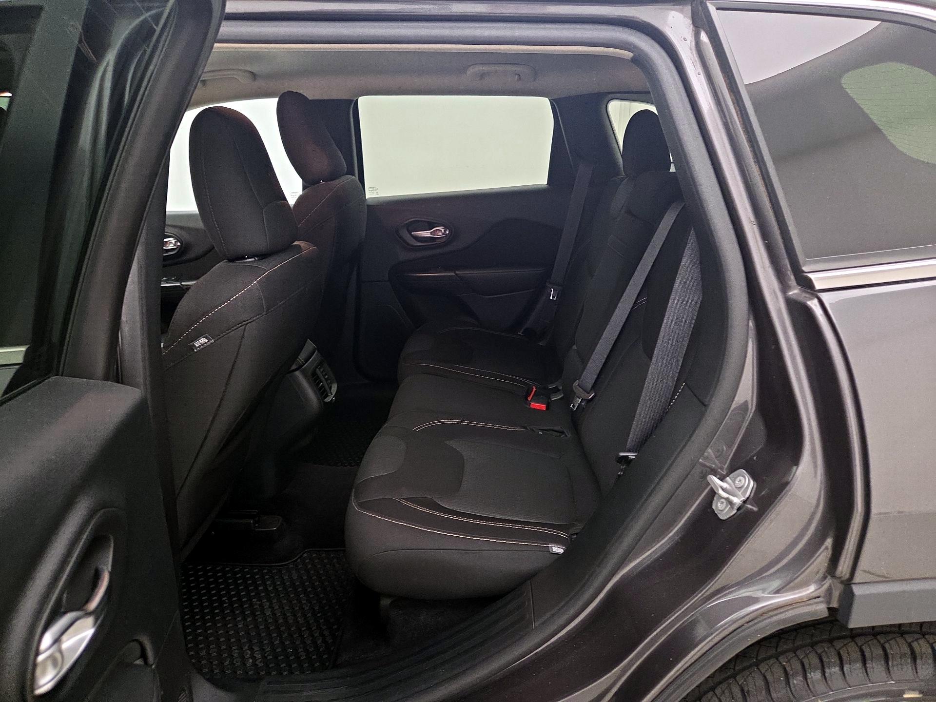 Thumbnail: 2016 Jeep Cherokee - 19