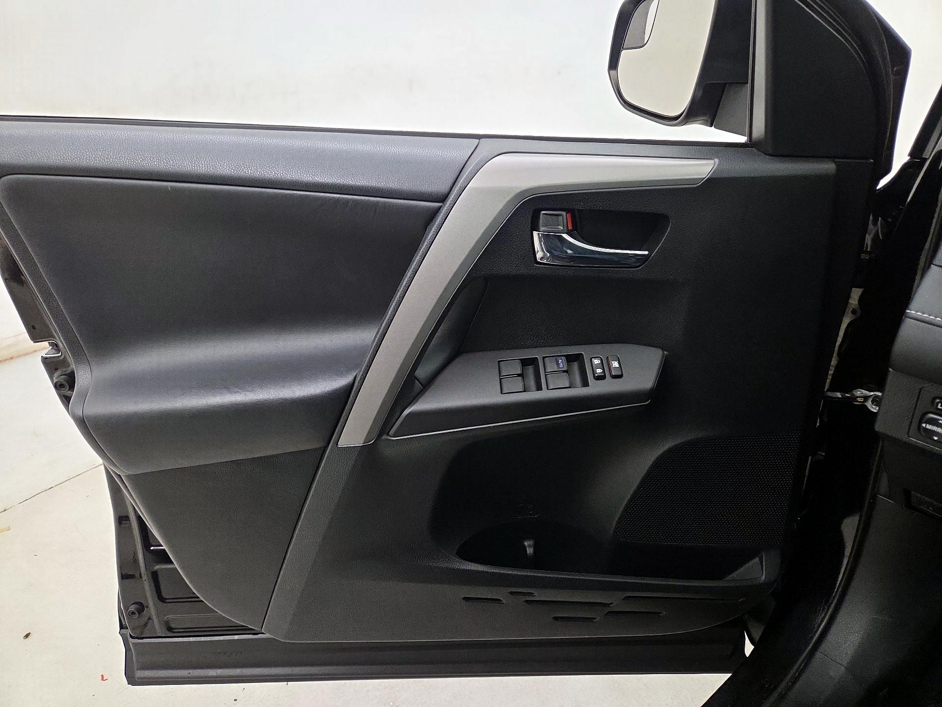 Thumbnail: 2016 Toyota RAV4 - 12