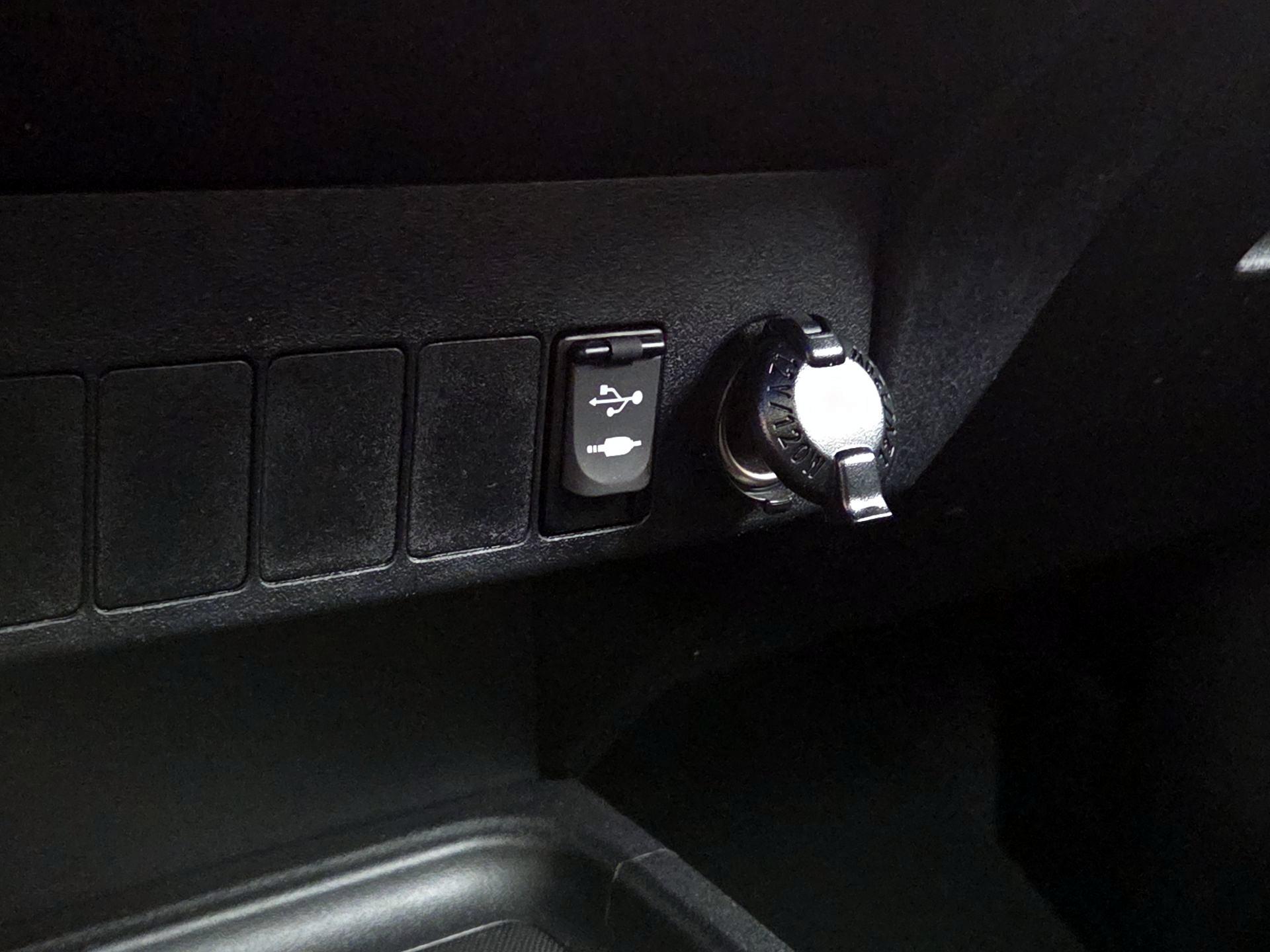 Thumbnail: 2016 Toyota RAV4 - 18