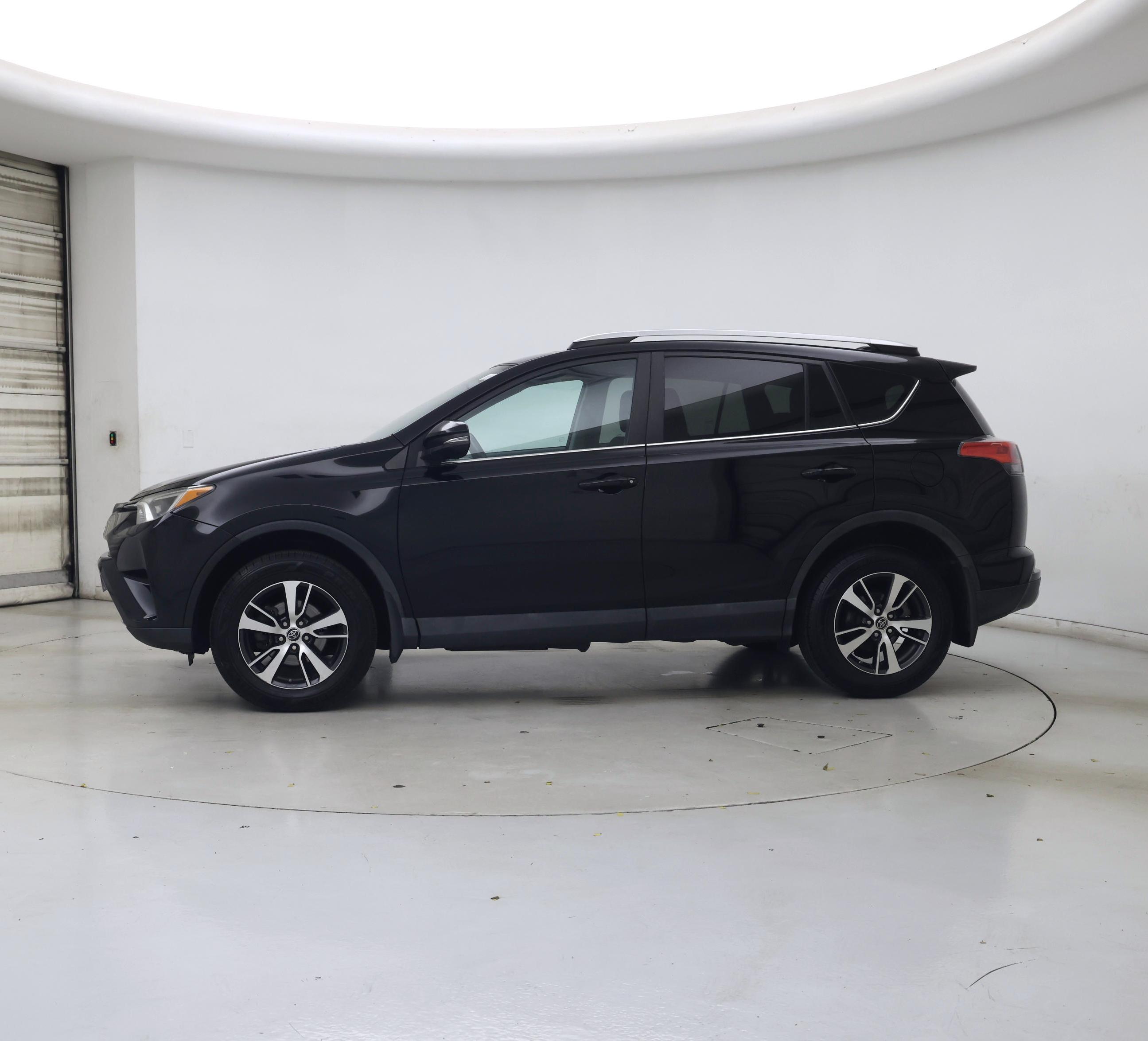 Thumbnail: 2016 Toyota RAV4 - 3