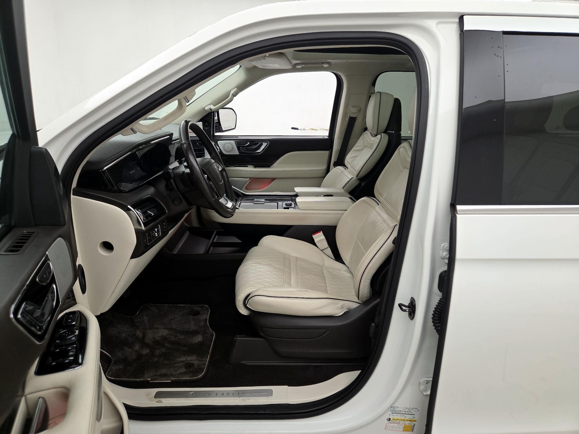 Thumbnail: 2023 Lincoln Navigator L - 11