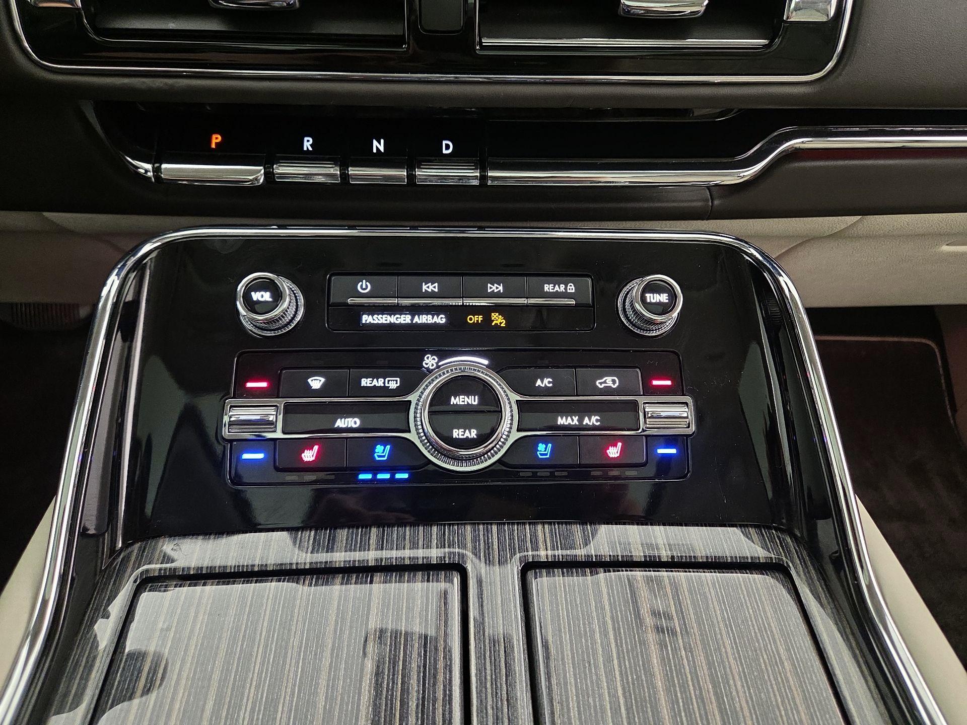 Thumbnail: 2023 Lincoln Navigator L - 17