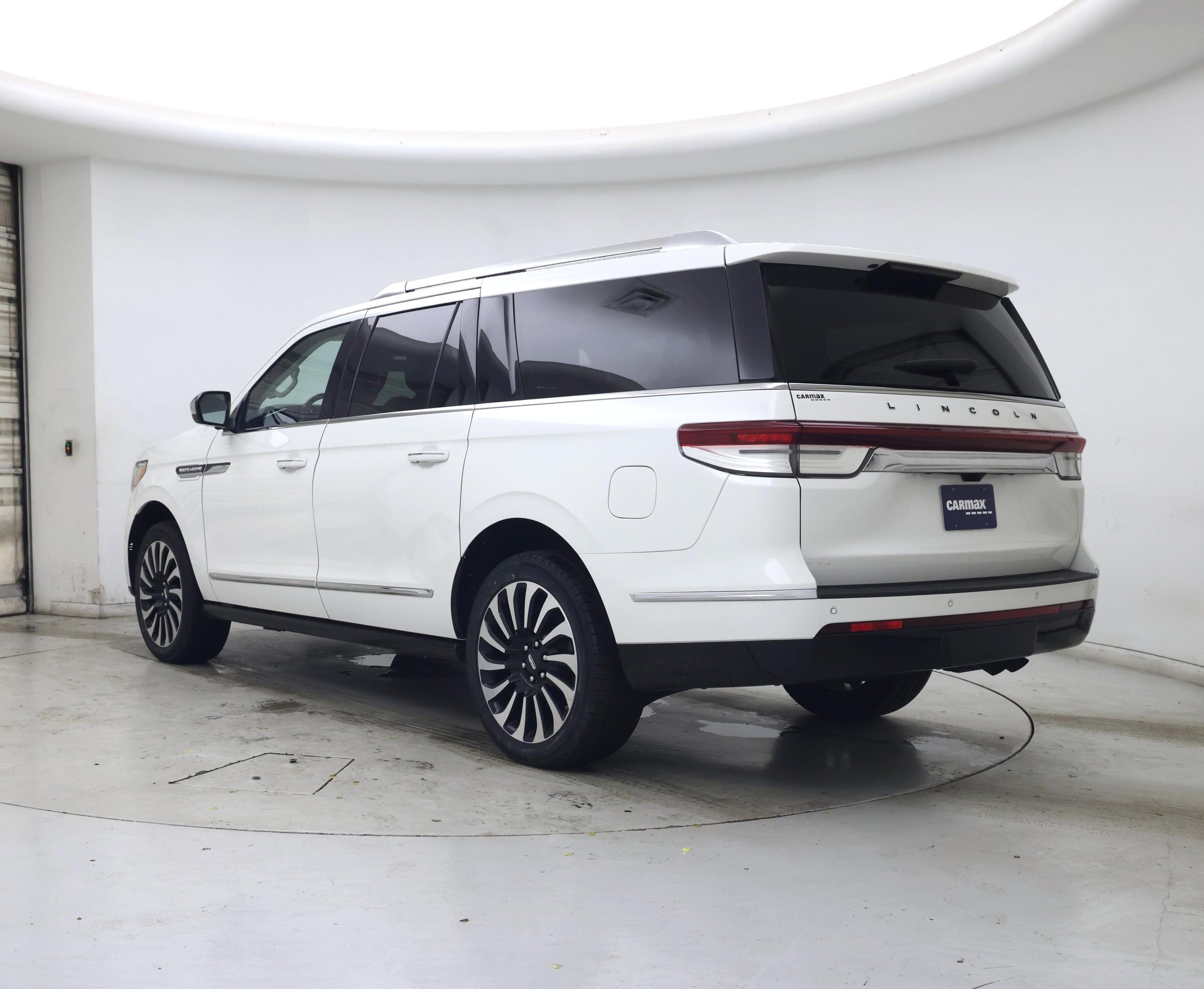 Thumbnail: 2023 Lincoln Navigator L - 2
