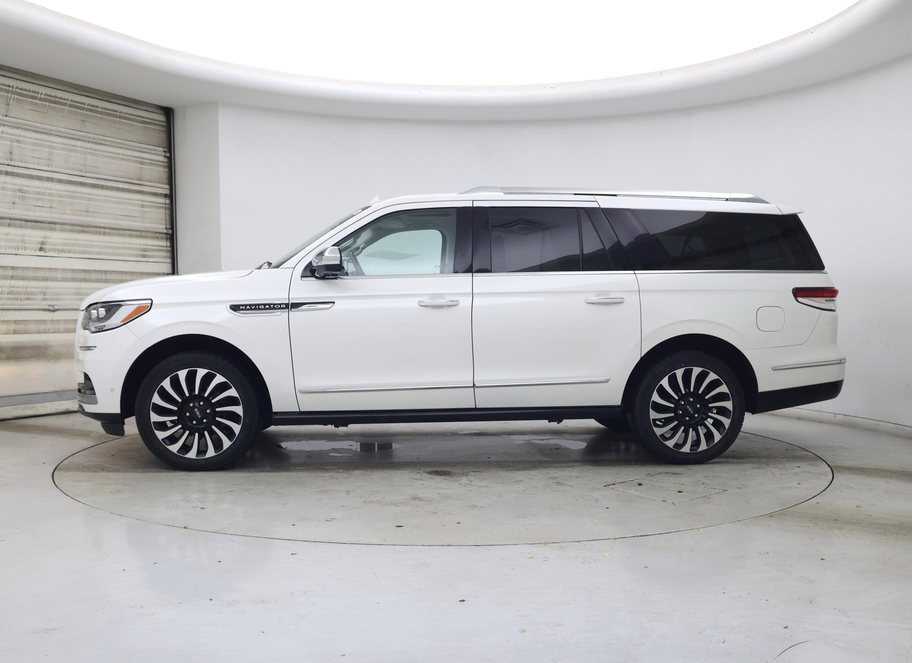 Thumbnail: 2023 Lincoln Navigator L - 3