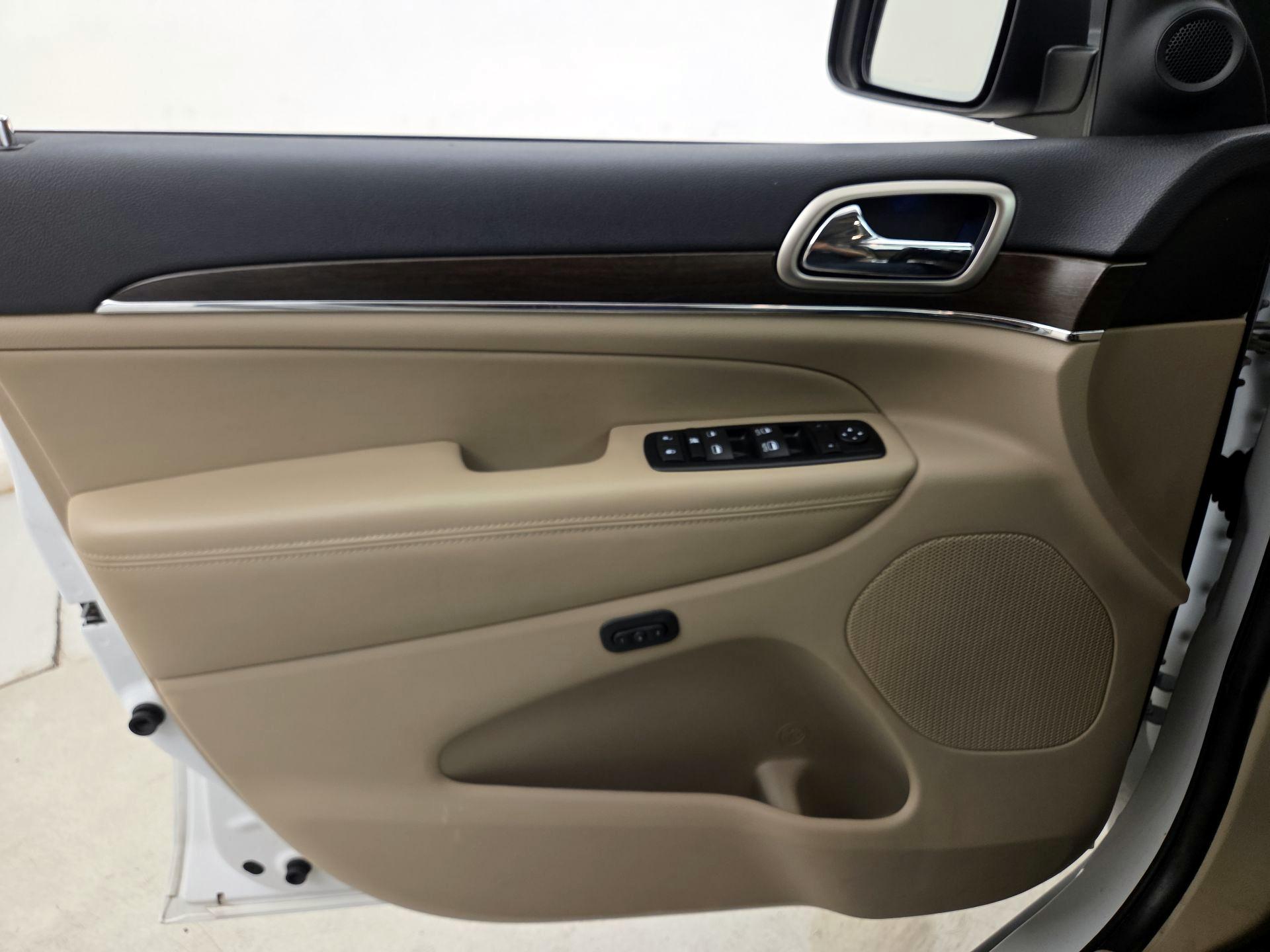 Thumbnail: 2015 Jeep Grand Cherokee - 12