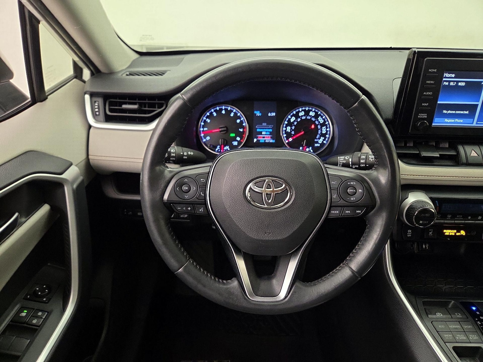 2019 Toyota RAV4 XLE - Photo 11