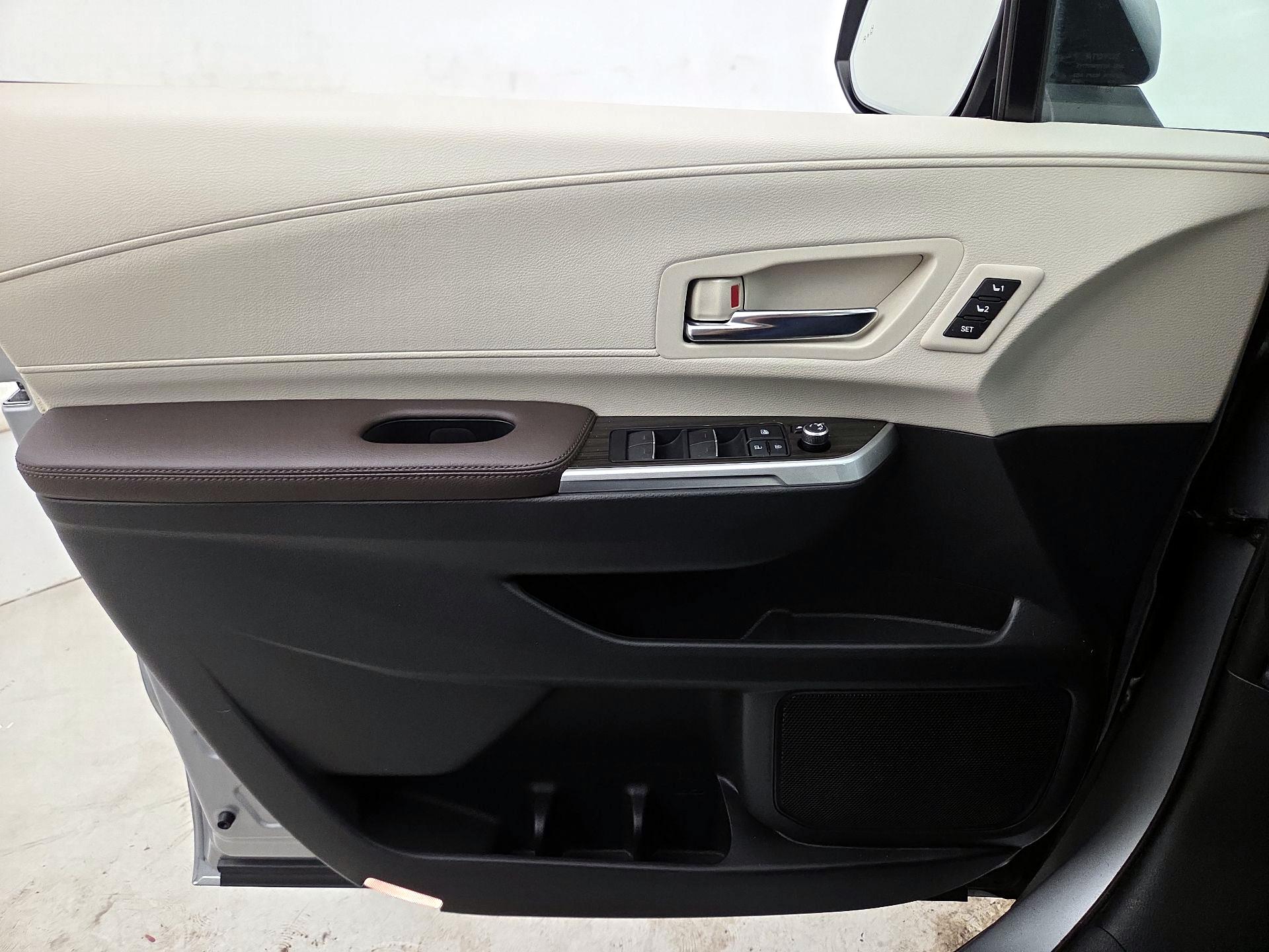 Thumbnail: 2022 Toyota Sienna - 12