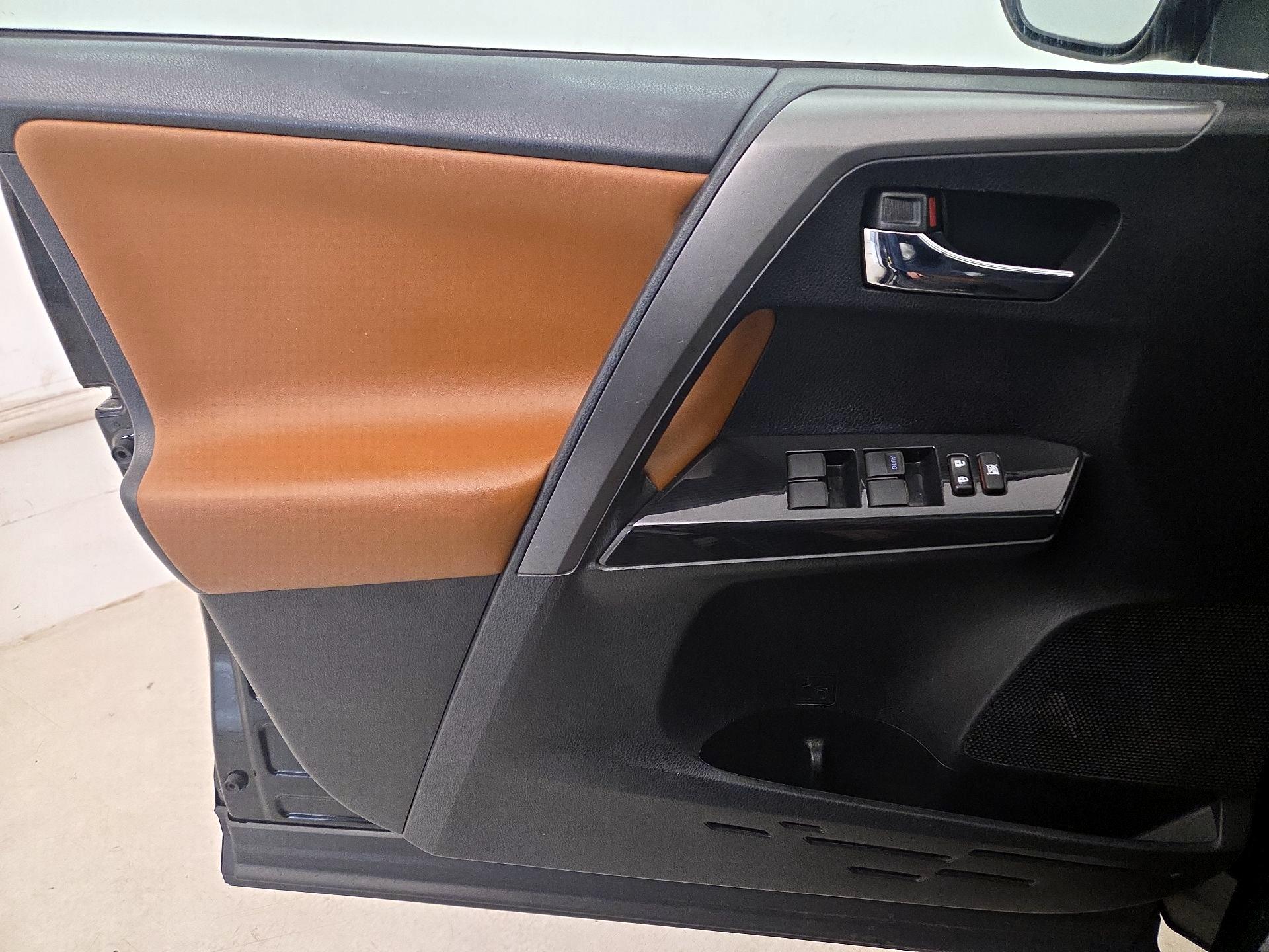 Thumbnail: 2016 Toyota RAV4 - 12