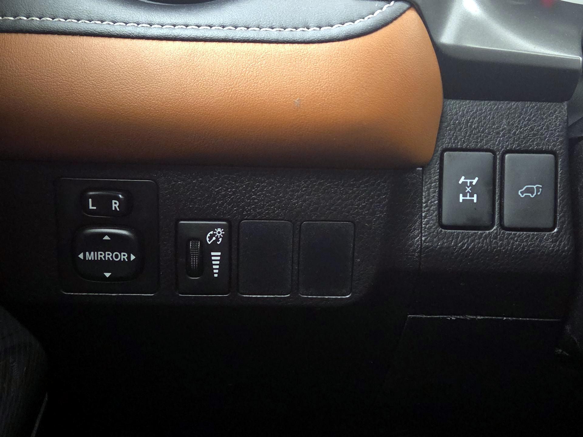 Thumbnail: 2016 Toyota RAV4 - 13