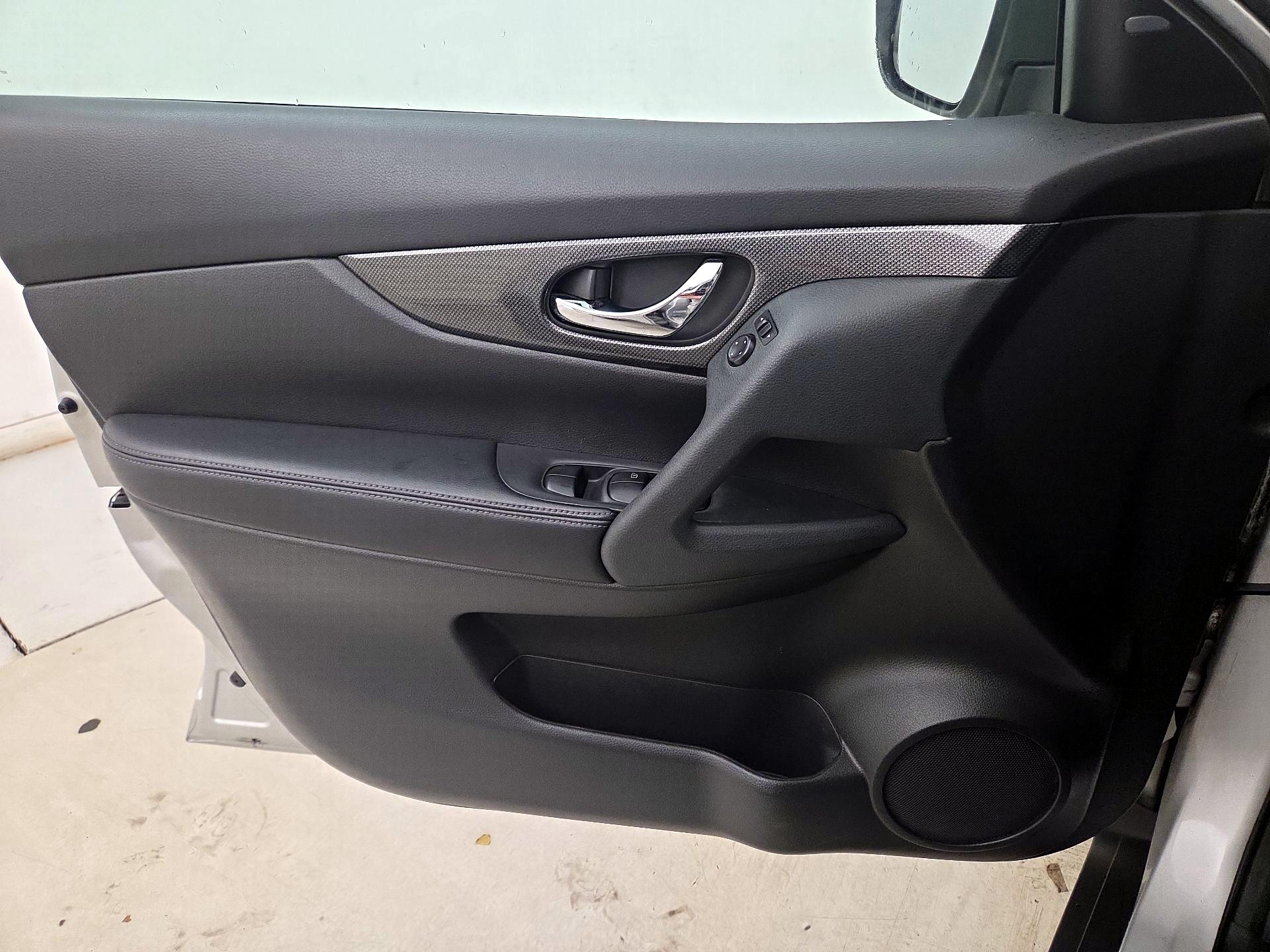 Thumbnail: 2016 Nissan Rogue - 12