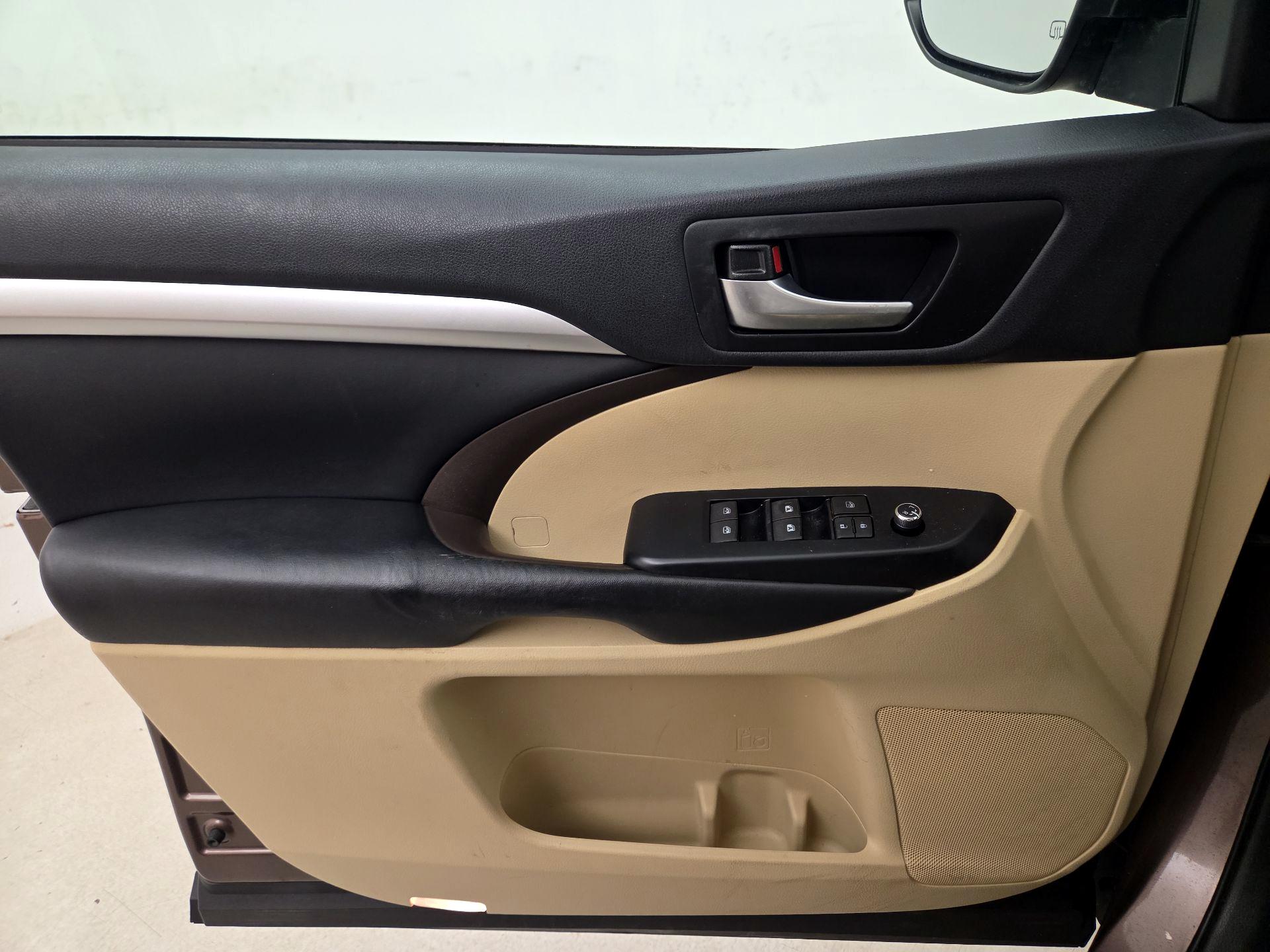 Thumbnail: 2019 Toyota Highlander - 12