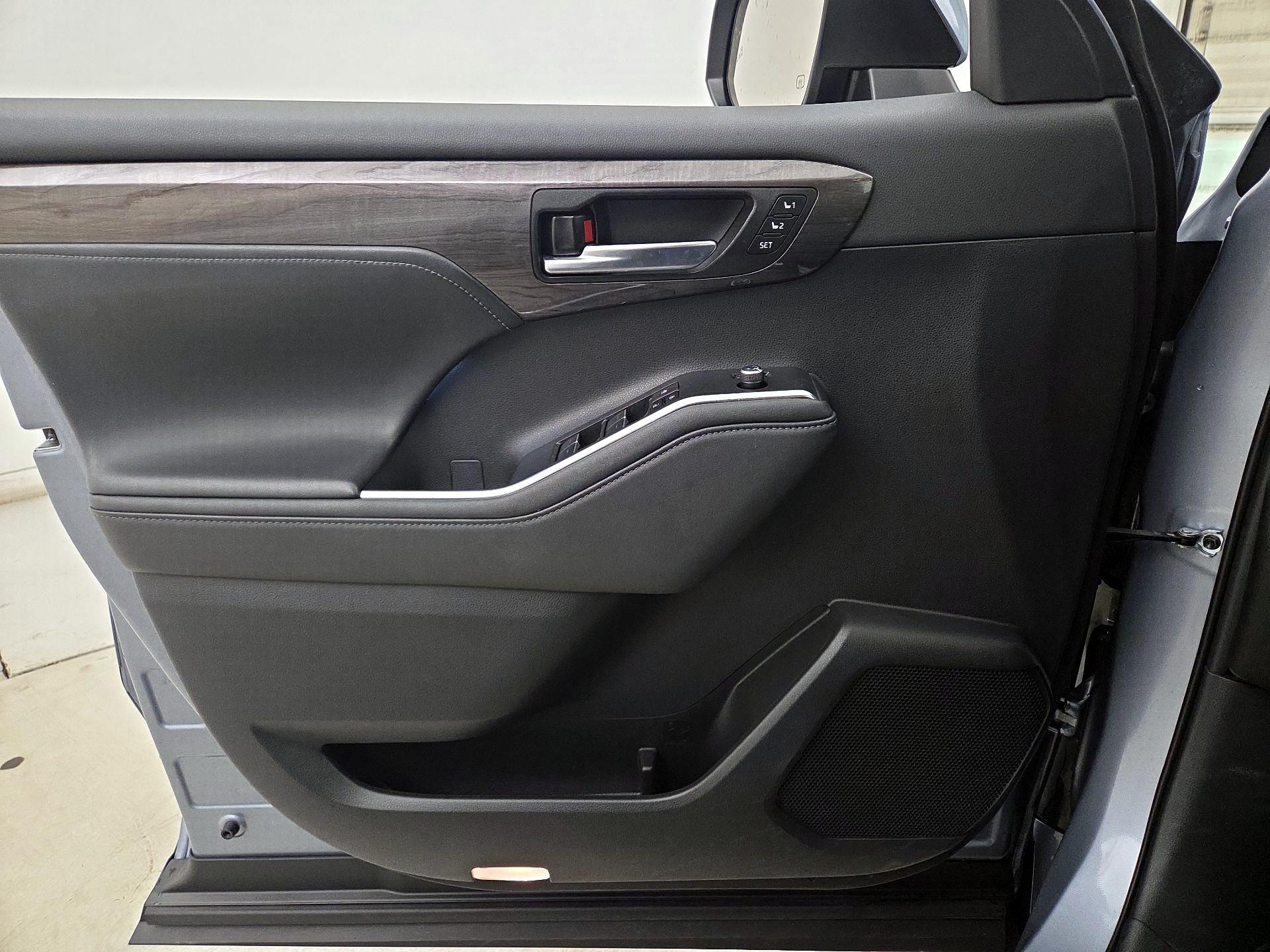 Thumbnail: 2023 Toyota Highlander - 12