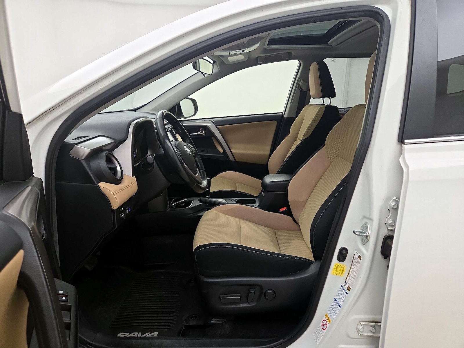 2018 Toyota RAV4 XLE - Photo 12