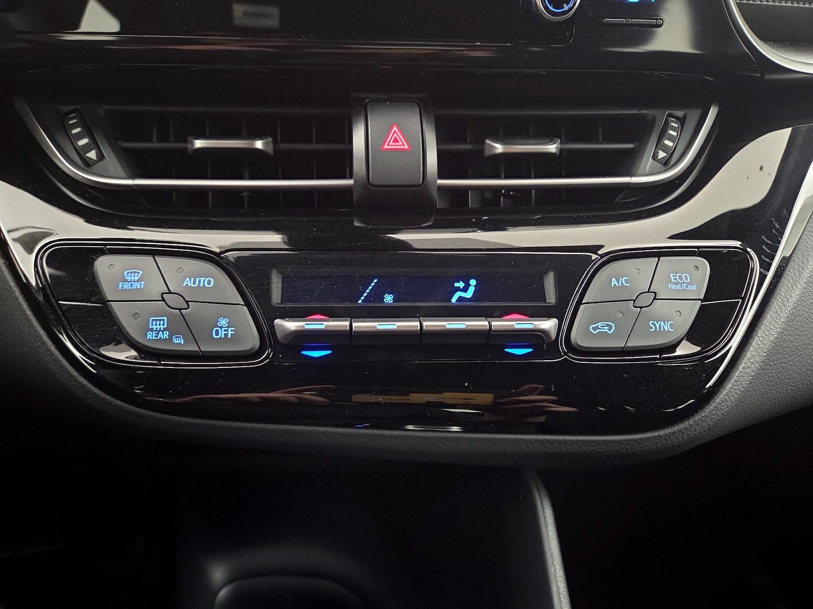 2019 Toyota C-HR LE - Photo 17