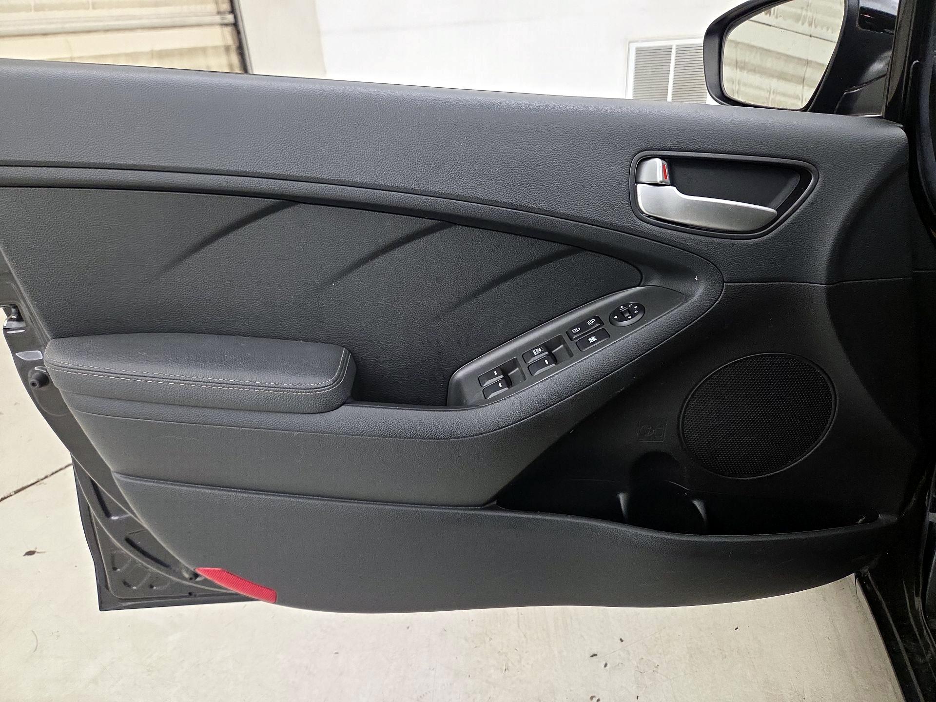 Thumbnail: 2017 Kia Forte - 12