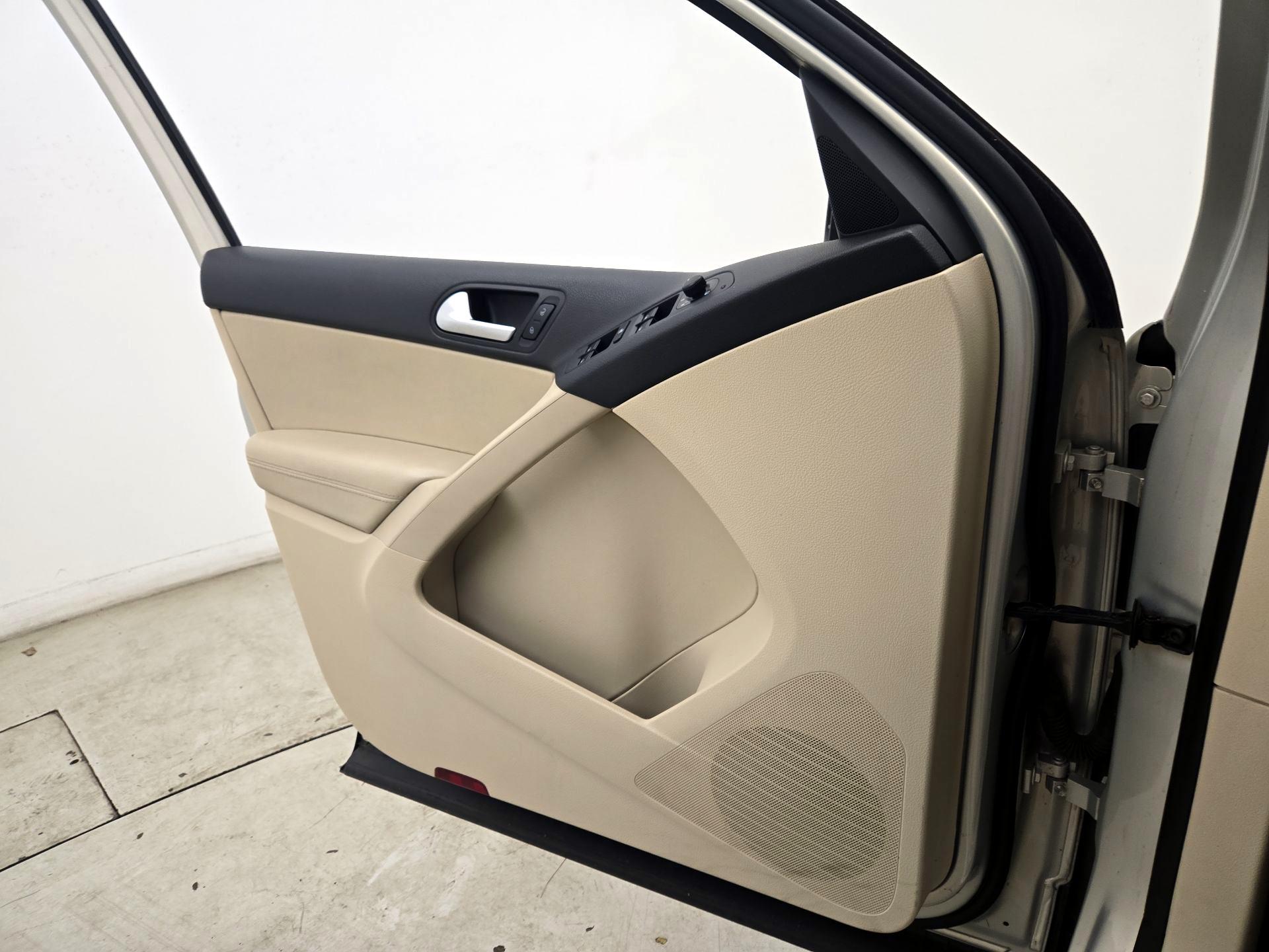 Thumbnail: 2015 Volkswagen Tiguan - 12