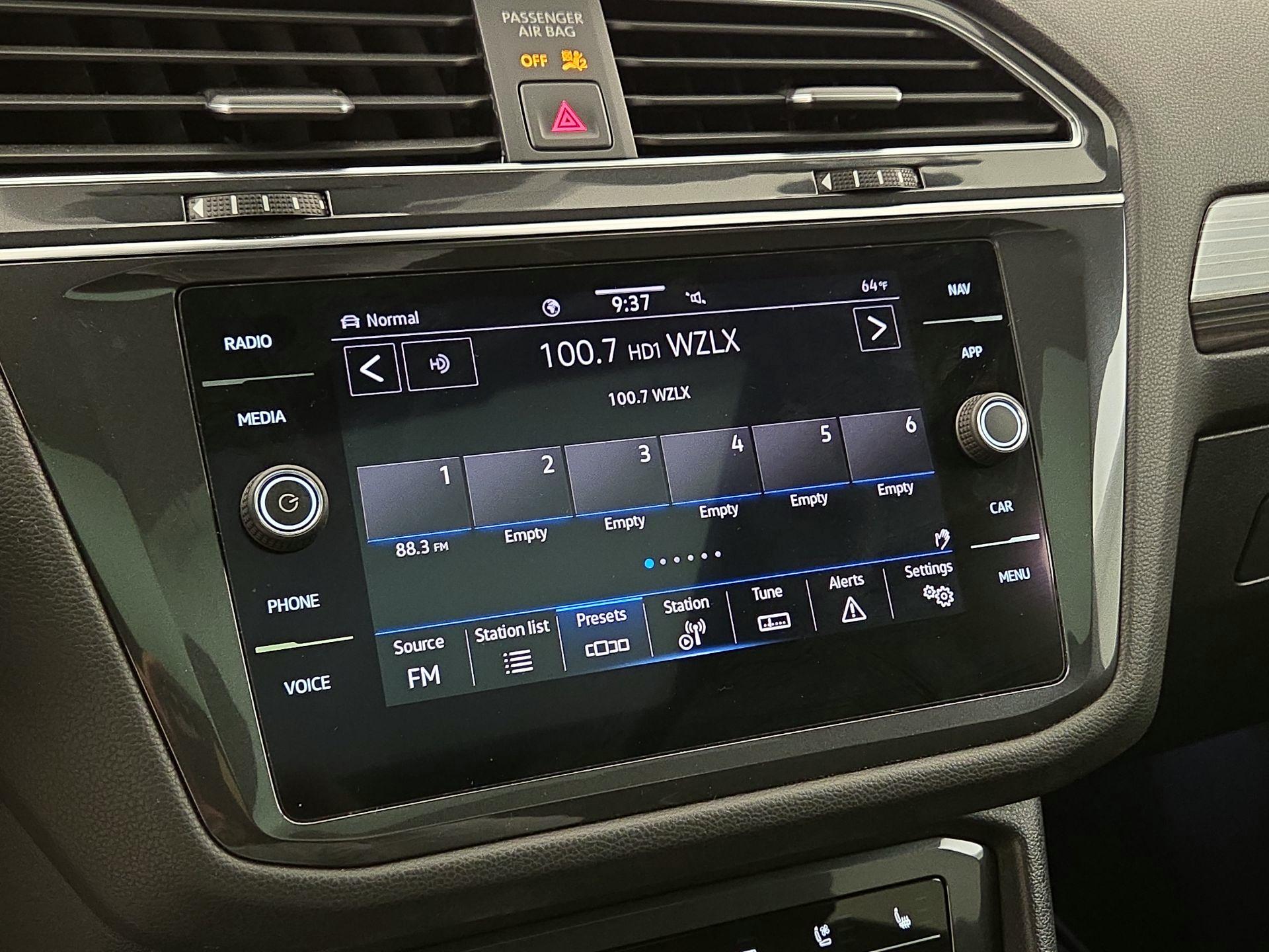 Thumbnail: 2022 Volkswagen Tiguan - 16