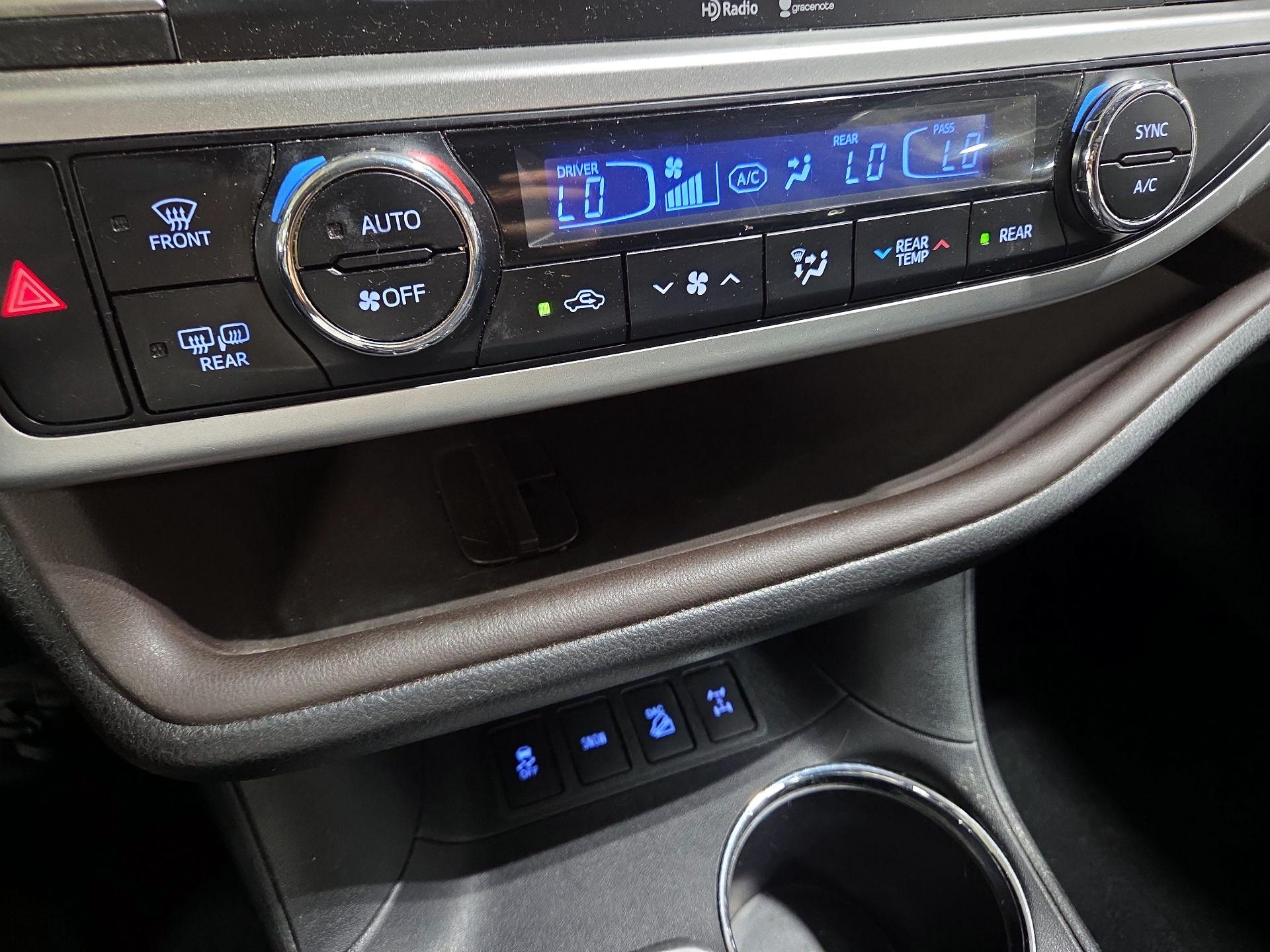 Thumbnail: 2015 Toyota Highlander - 16