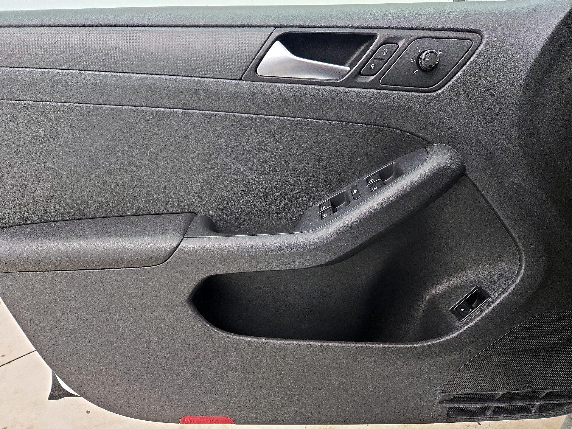 Thumbnail: 2015 Volkswagen Jetta - 12