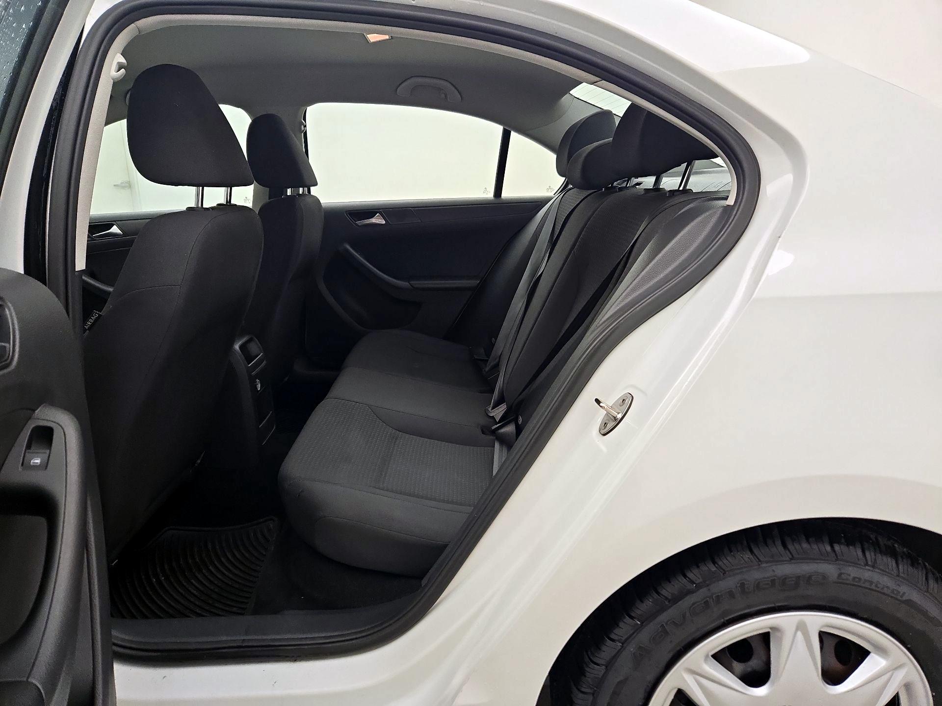 Thumbnail: 2015 Volkswagen Jetta - 18
