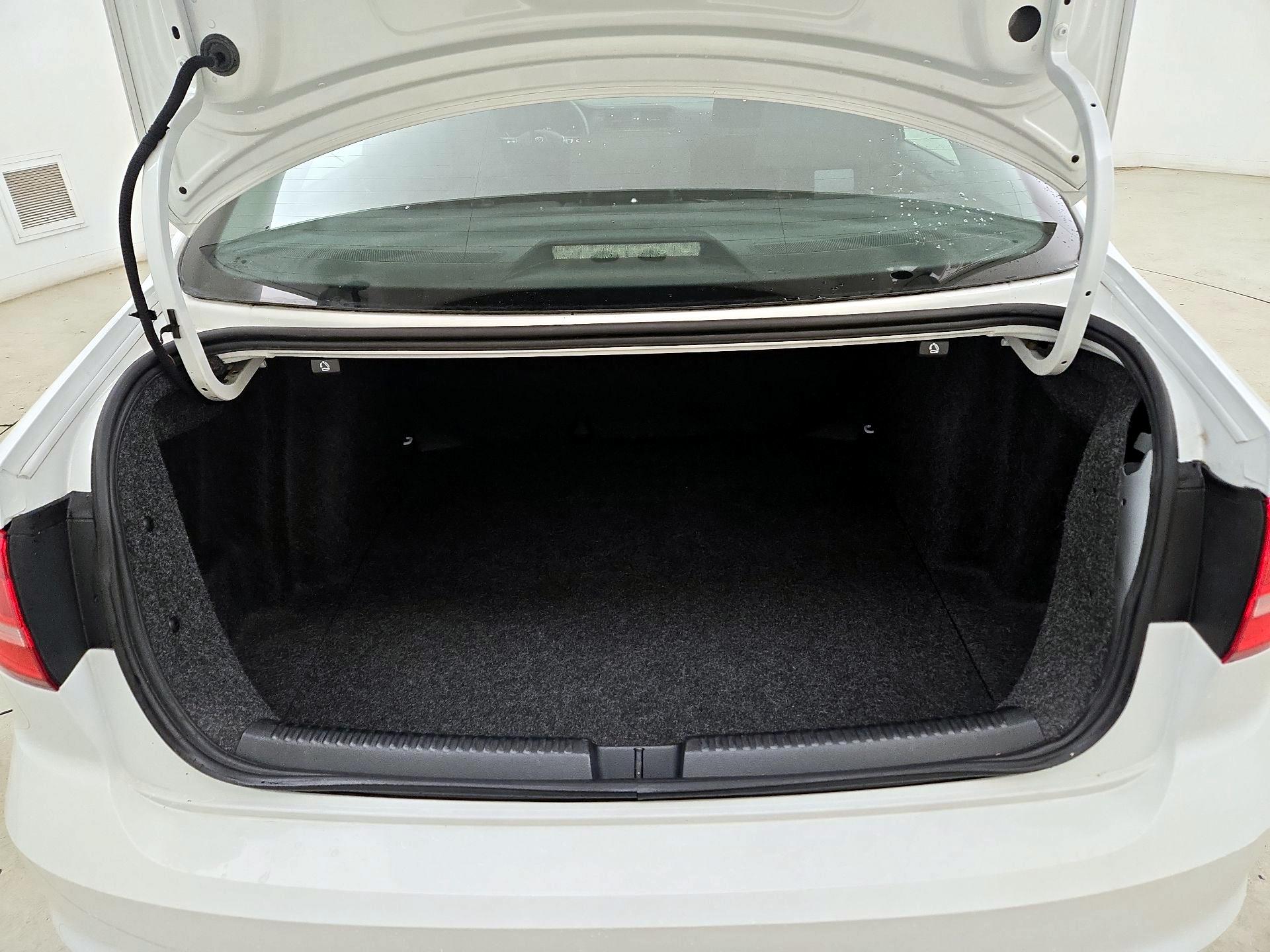 Thumbnail: 2015 Volkswagen Jetta - 19