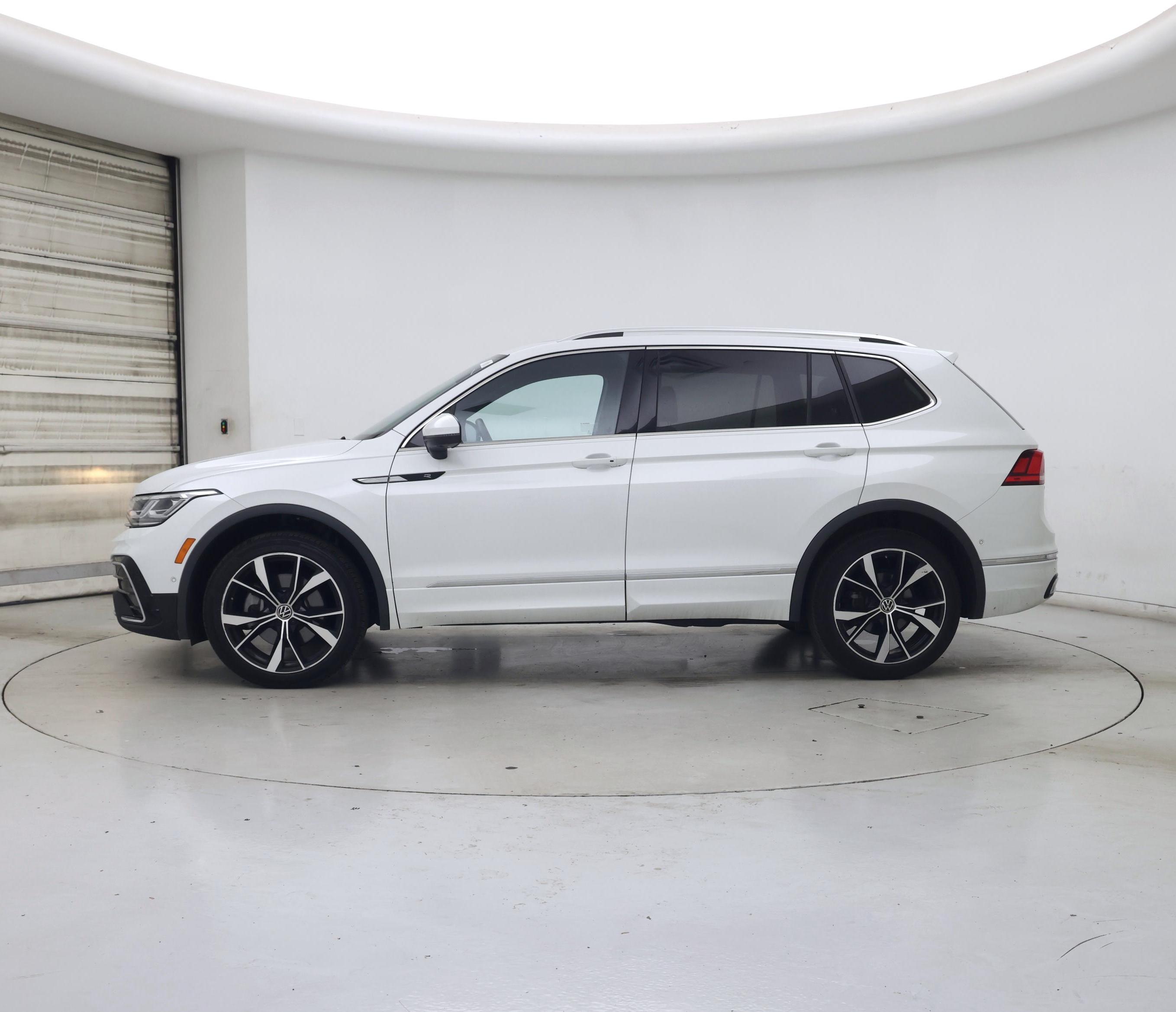 Thumbnail: 2022 Volkswagen Tiguan - 3