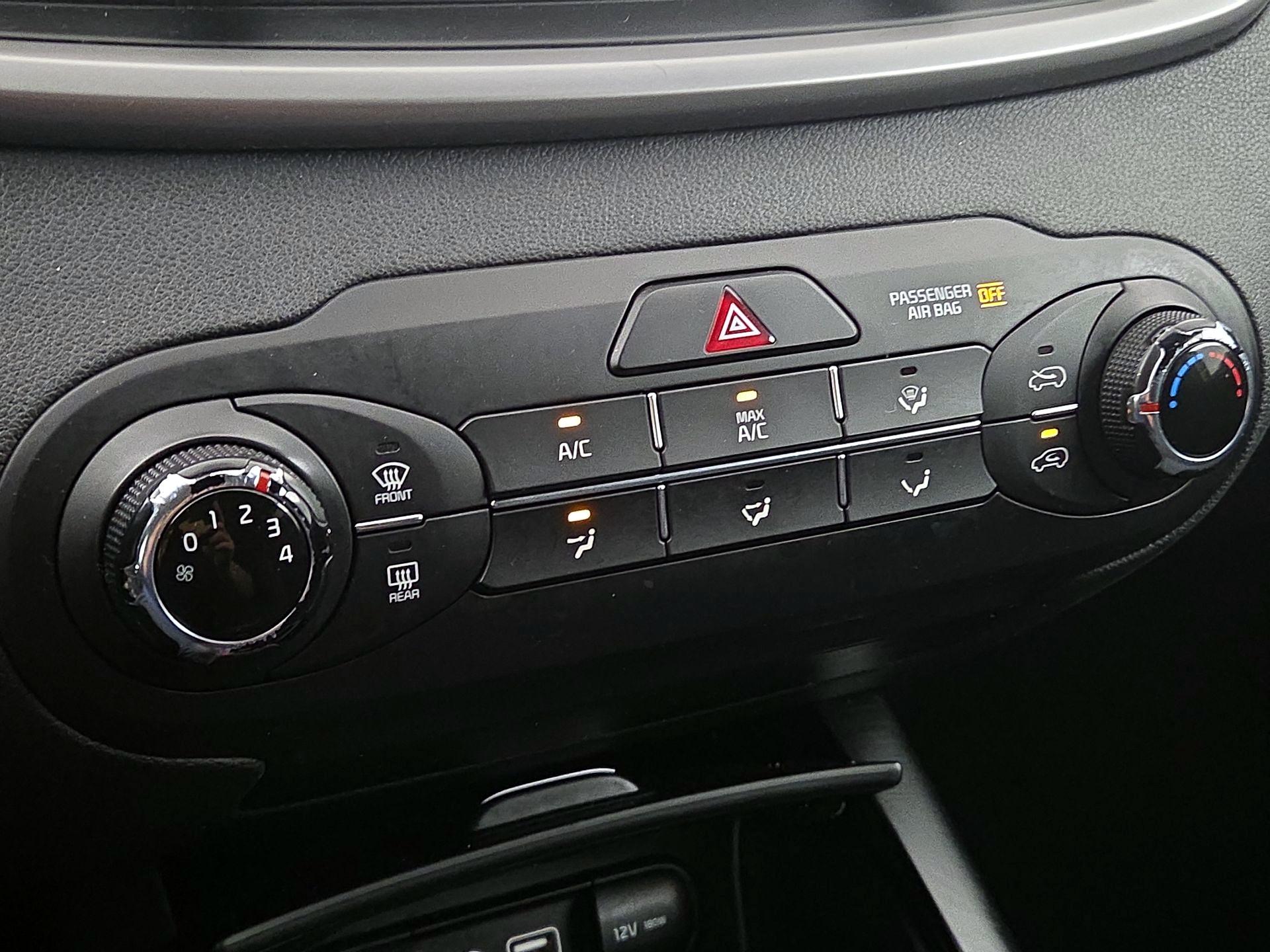 Thumbnail: 2017 Kia Sorento - 16
