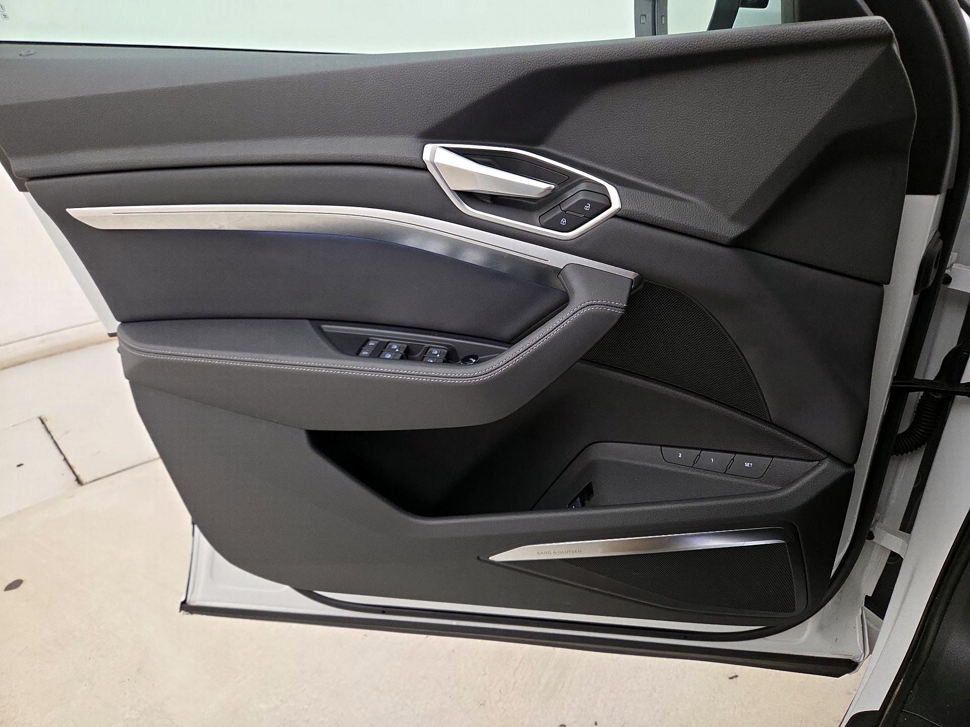 Thumbnail: 2022 Audi e-tron S - 12