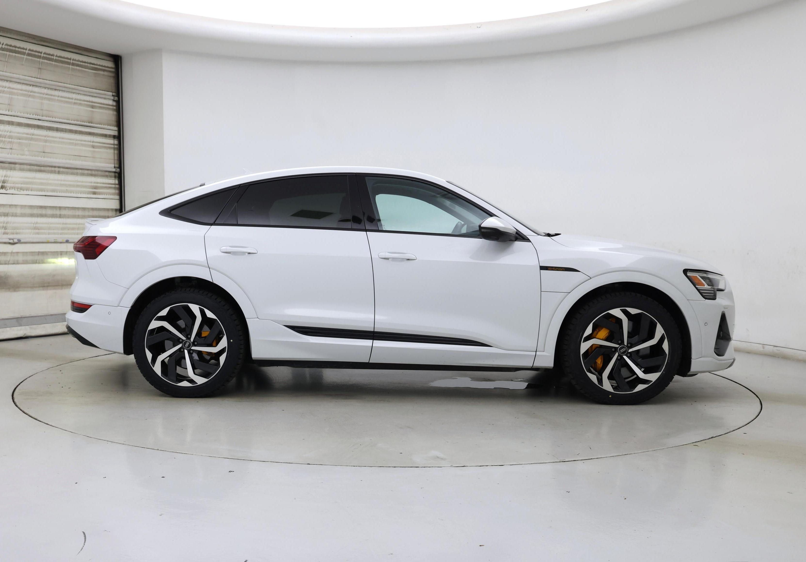 Thumbnail: 2022 Audi e-tron S - 7