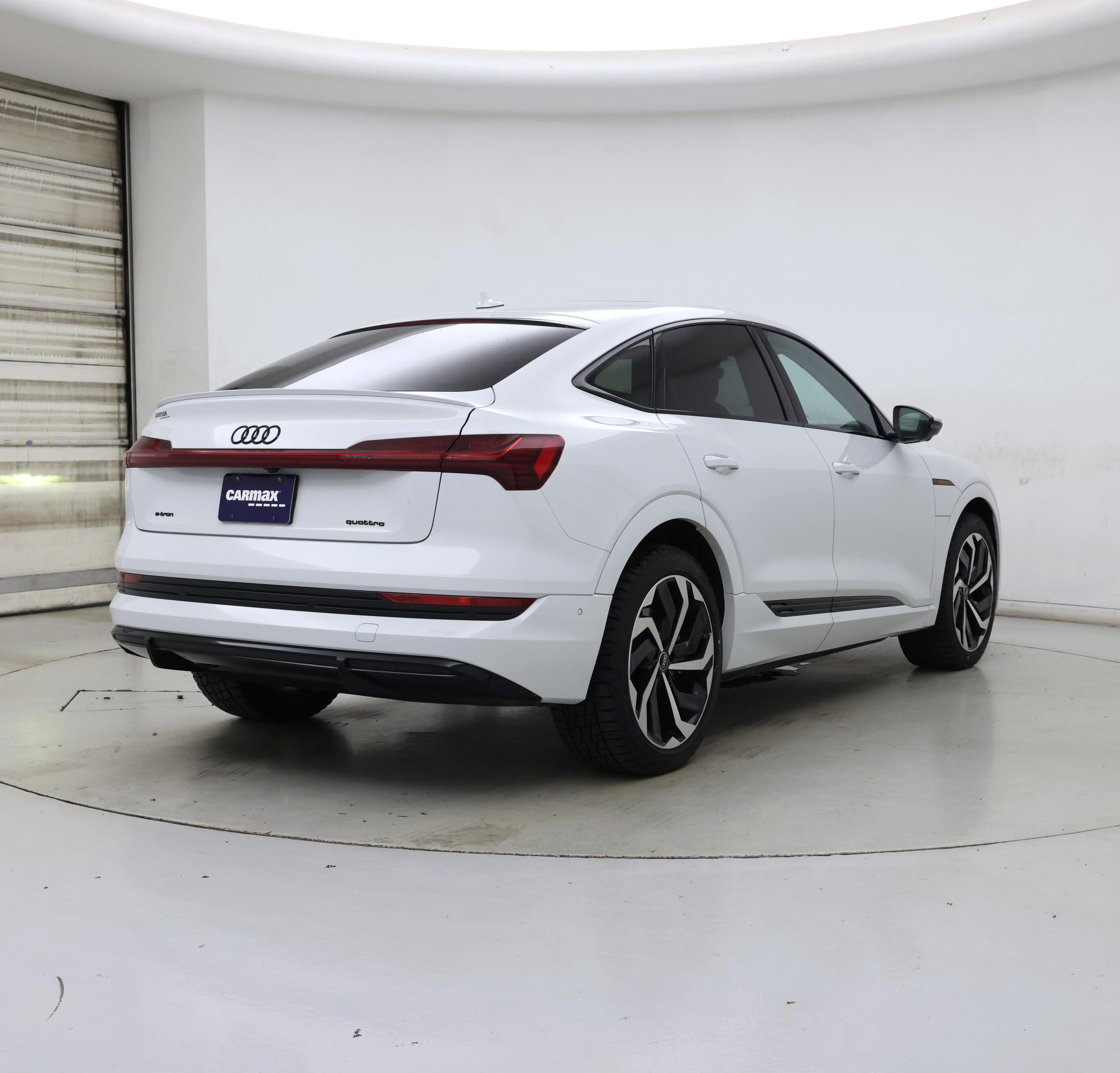 Thumbnail: 2022 Audi e-tron S - 8