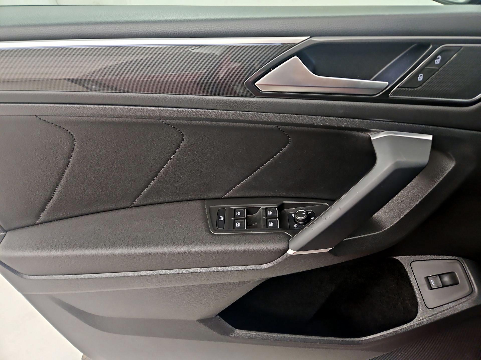 Thumbnail: 2018 Volkswagen Tiguan - 12