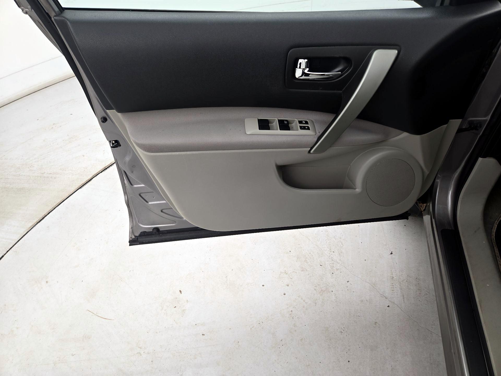 Thumbnail: 2015 Nissan Rogue - 12