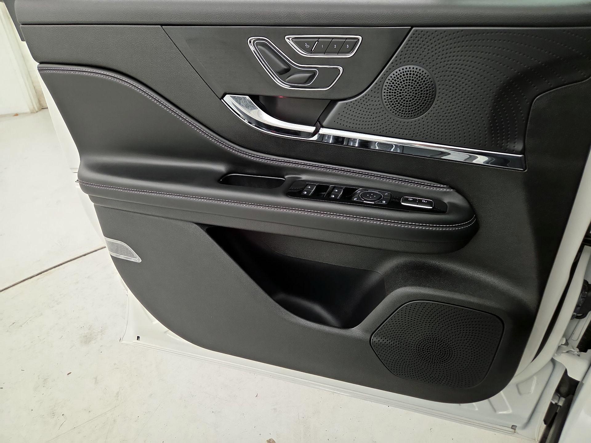 Thumbnail: 2023 Lincoln Corsair - 12