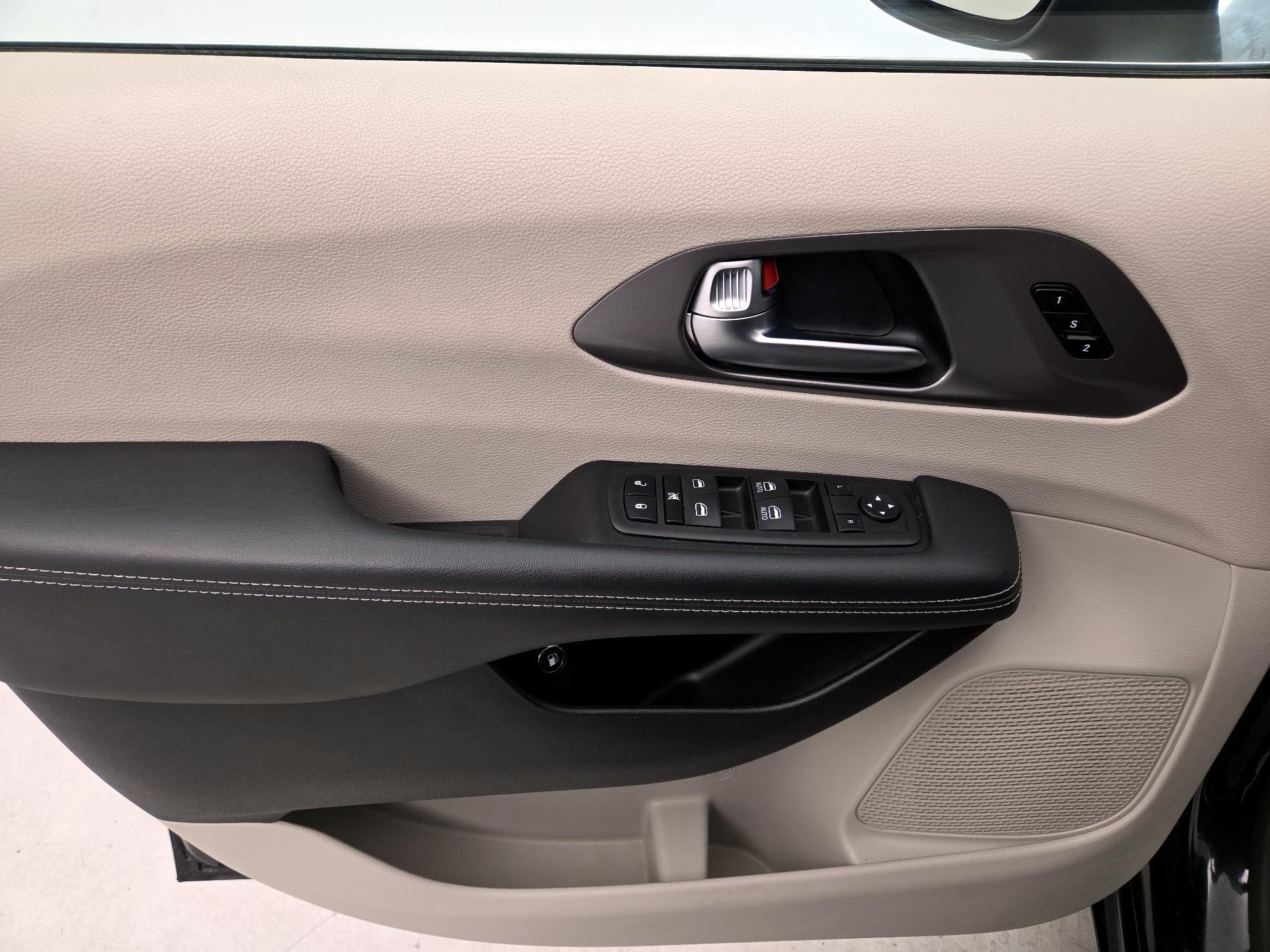 Thumbnail: 2023 Chrysler Pacifica - 12