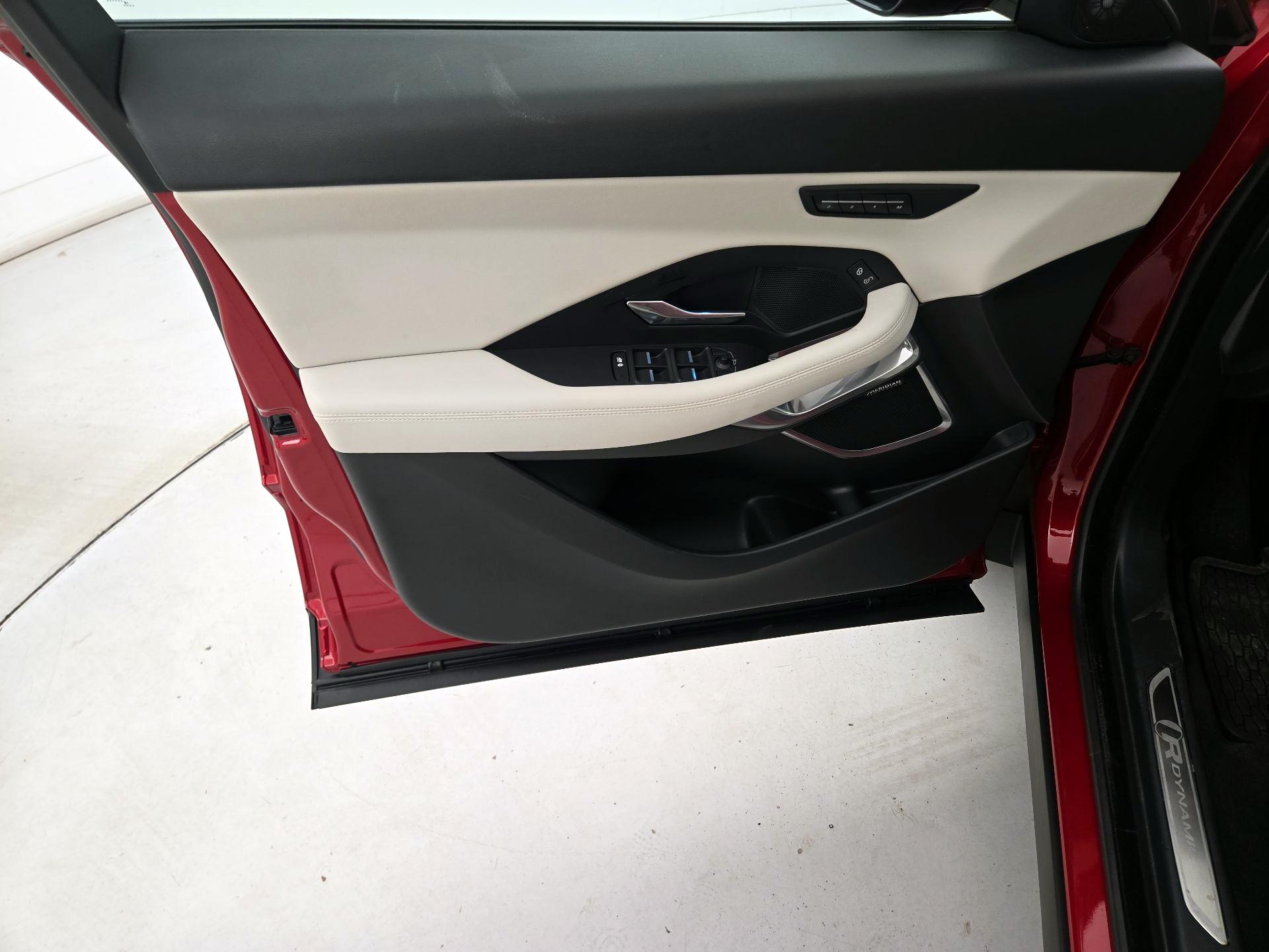 Thumbnail: 2019 Jaguar E-Pace - 12