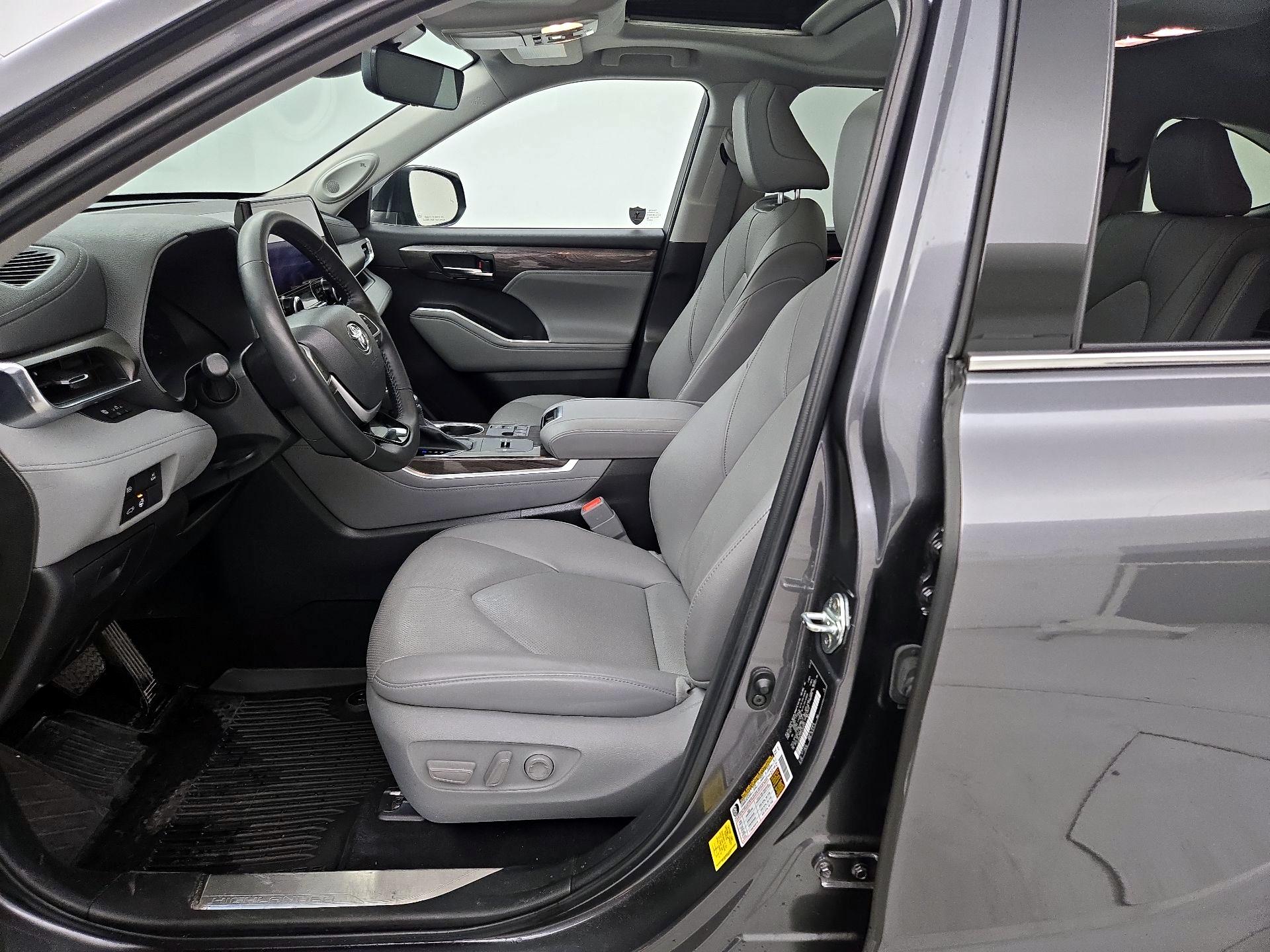 Thumbnail: 2023 Toyota Highlander - 11