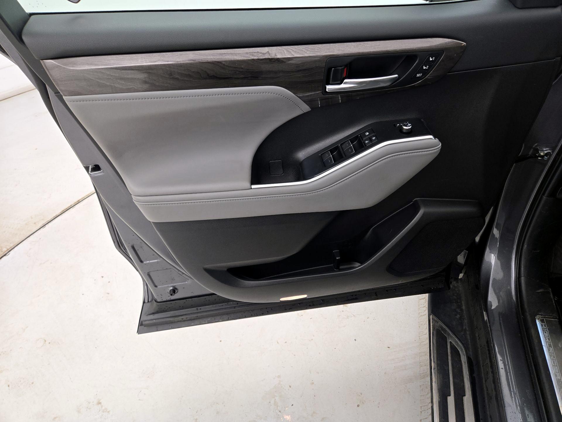 Thumbnail: 2023 Toyota Highlander - 12