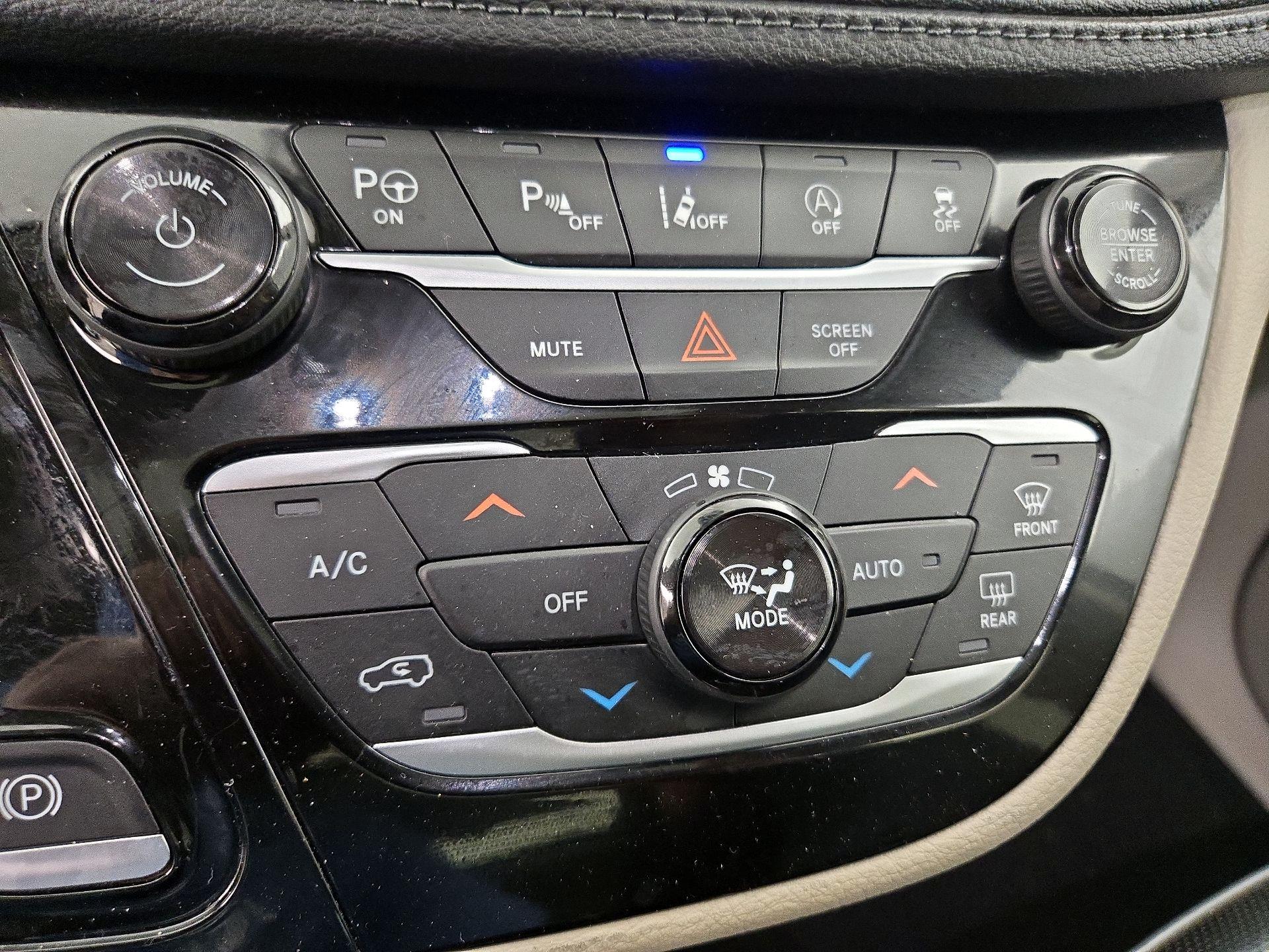 Thumbnail: 2019 Chrysler Pacifica - 17