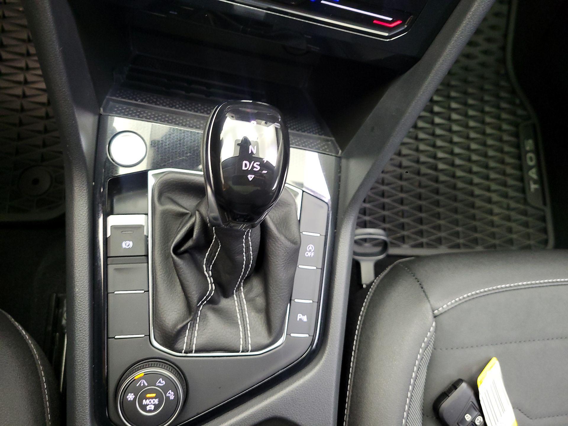 Thumbnail: 2025 Volkswagen Taos - 15