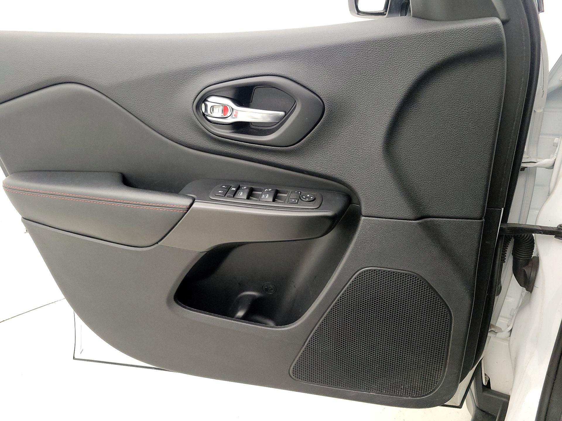 Thumbnail: 2022 Jeep Cherokee - 12