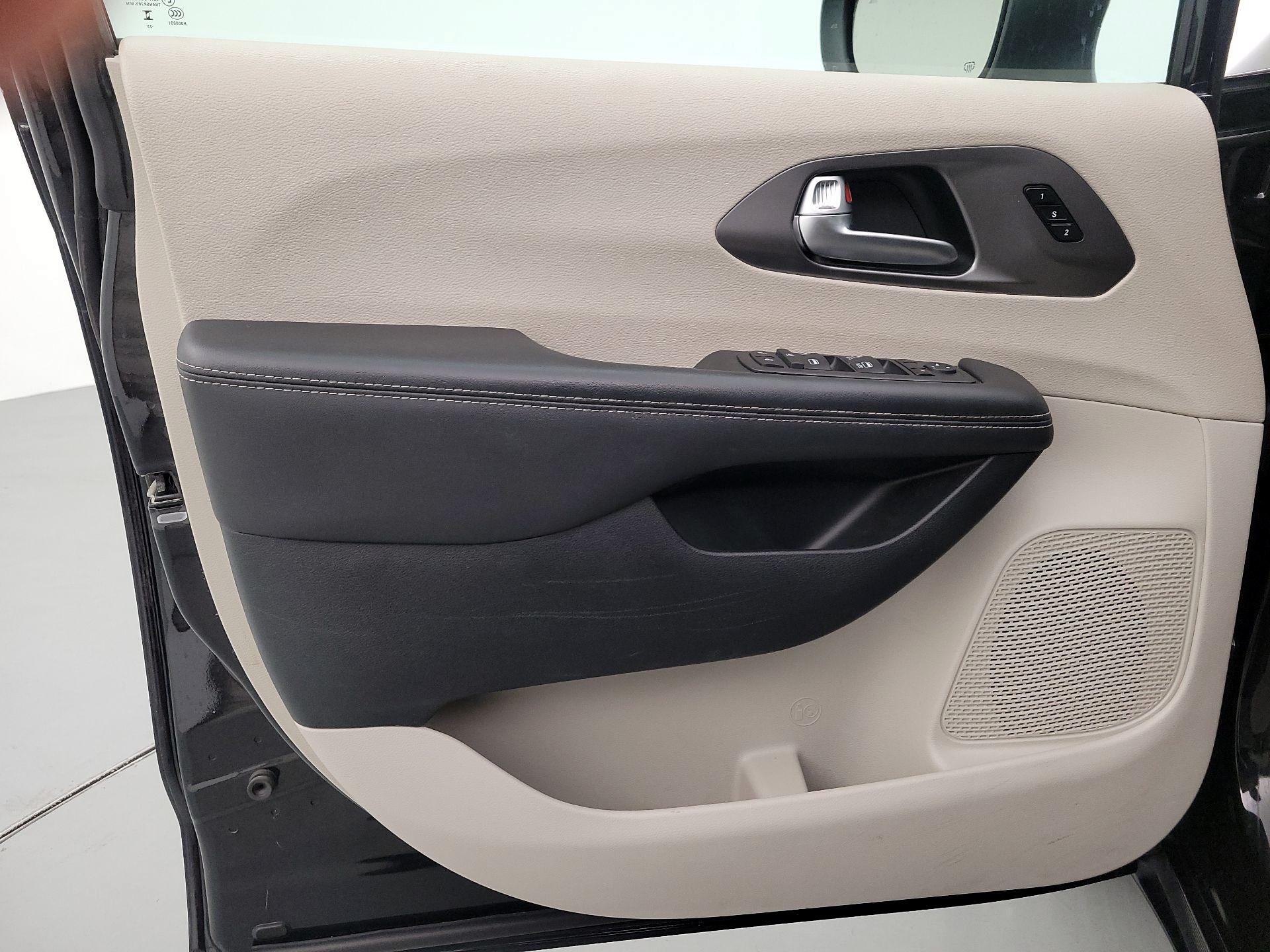 Thumbnail: 2023 Chrysler Pacifica - 12