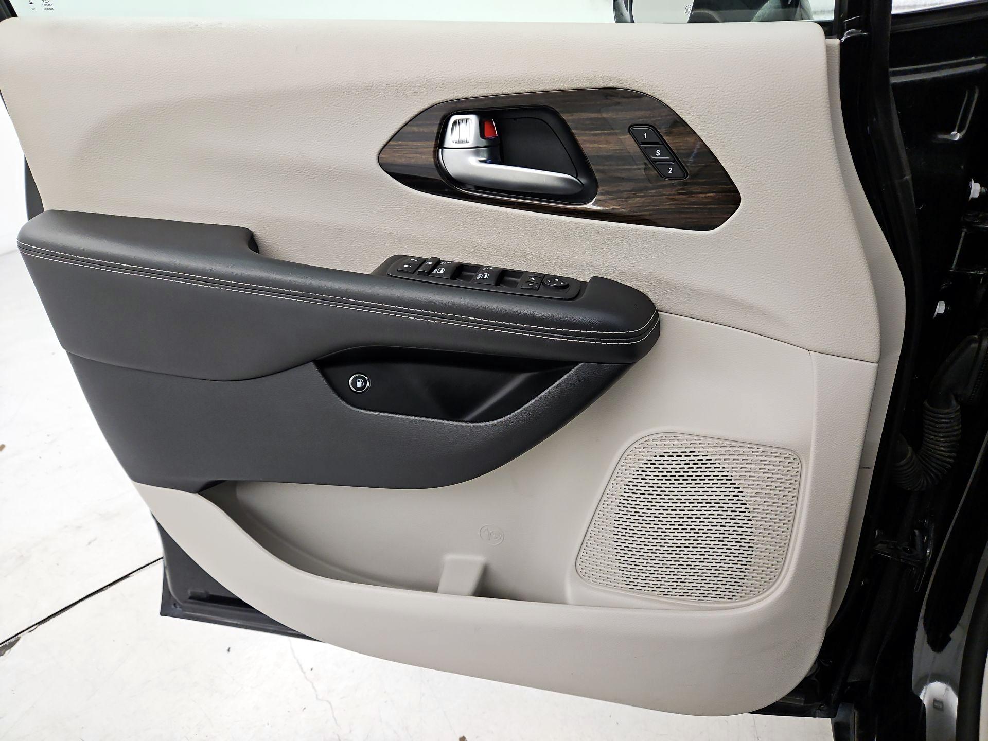 Thumbnail: 2023 Chrysler Pacifica - 12