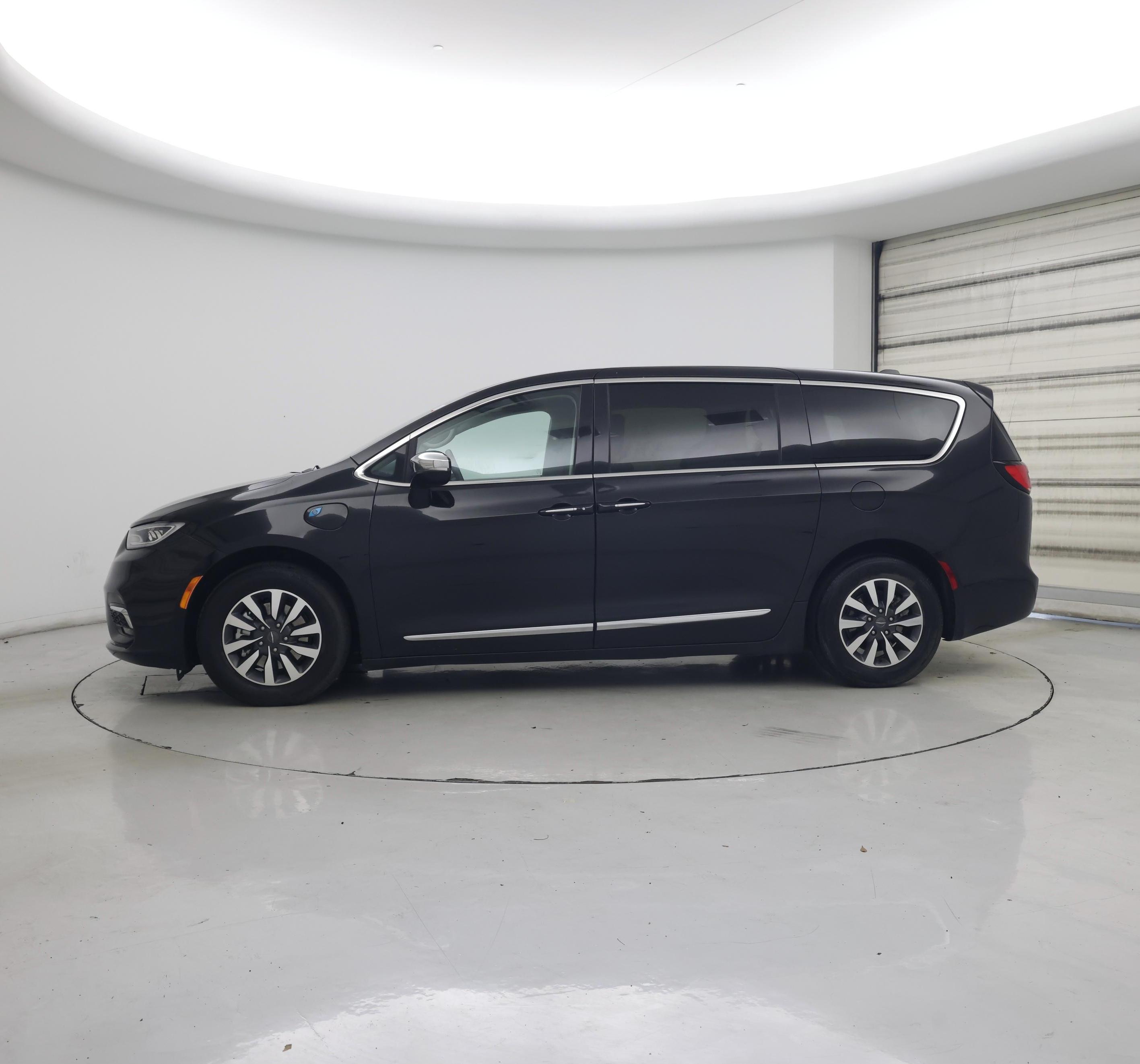 Thumbnail: 2023 Chrysler Pacifica - 3