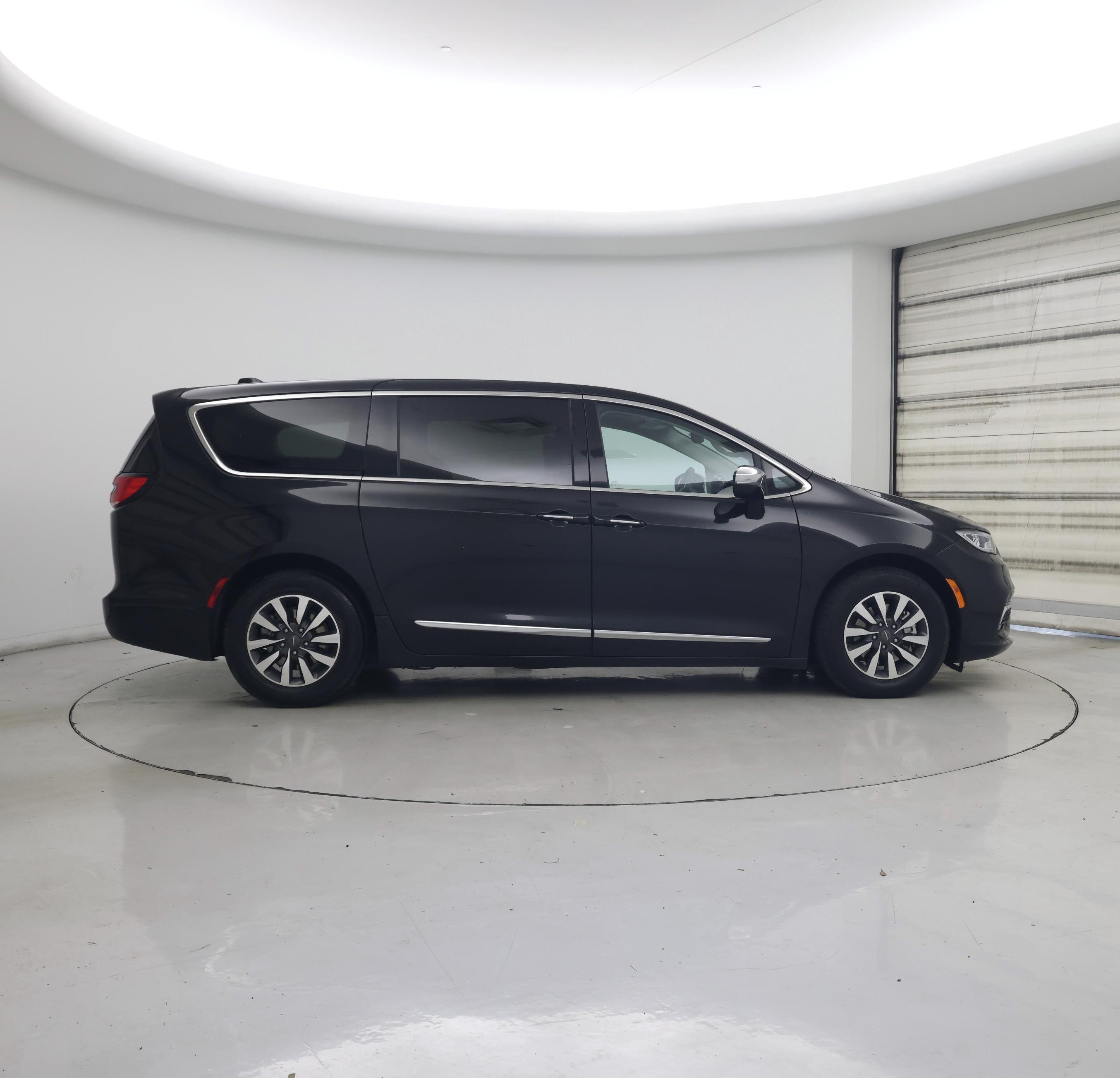 Thumbnail: 2023 Chrysler Pacifica - 7
