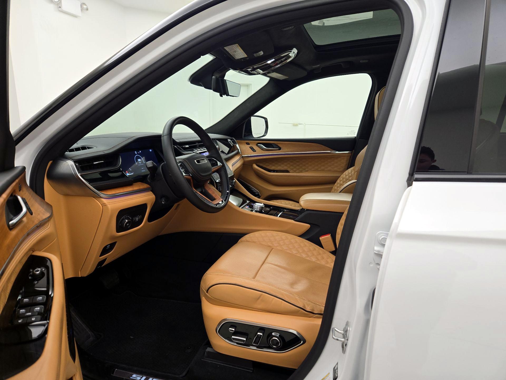 Thumbnail: 2022 Jeep Grand Cherokee - 11